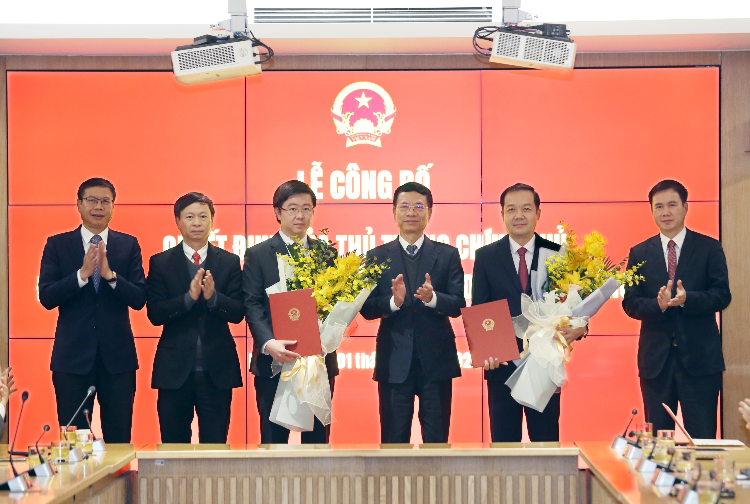 Bo Khoa hoc va Cong nghe co 2 Thu truong moi hinh anh