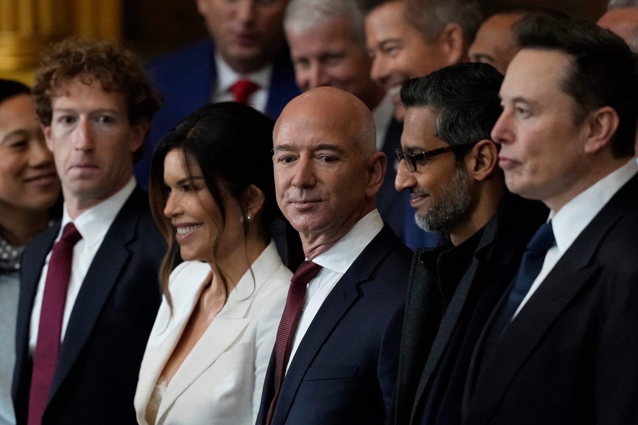 Mark Zuckerberg, Jeff Bezos ‘ngam don’ vi thue doi ung cua ong Trump hinh anh