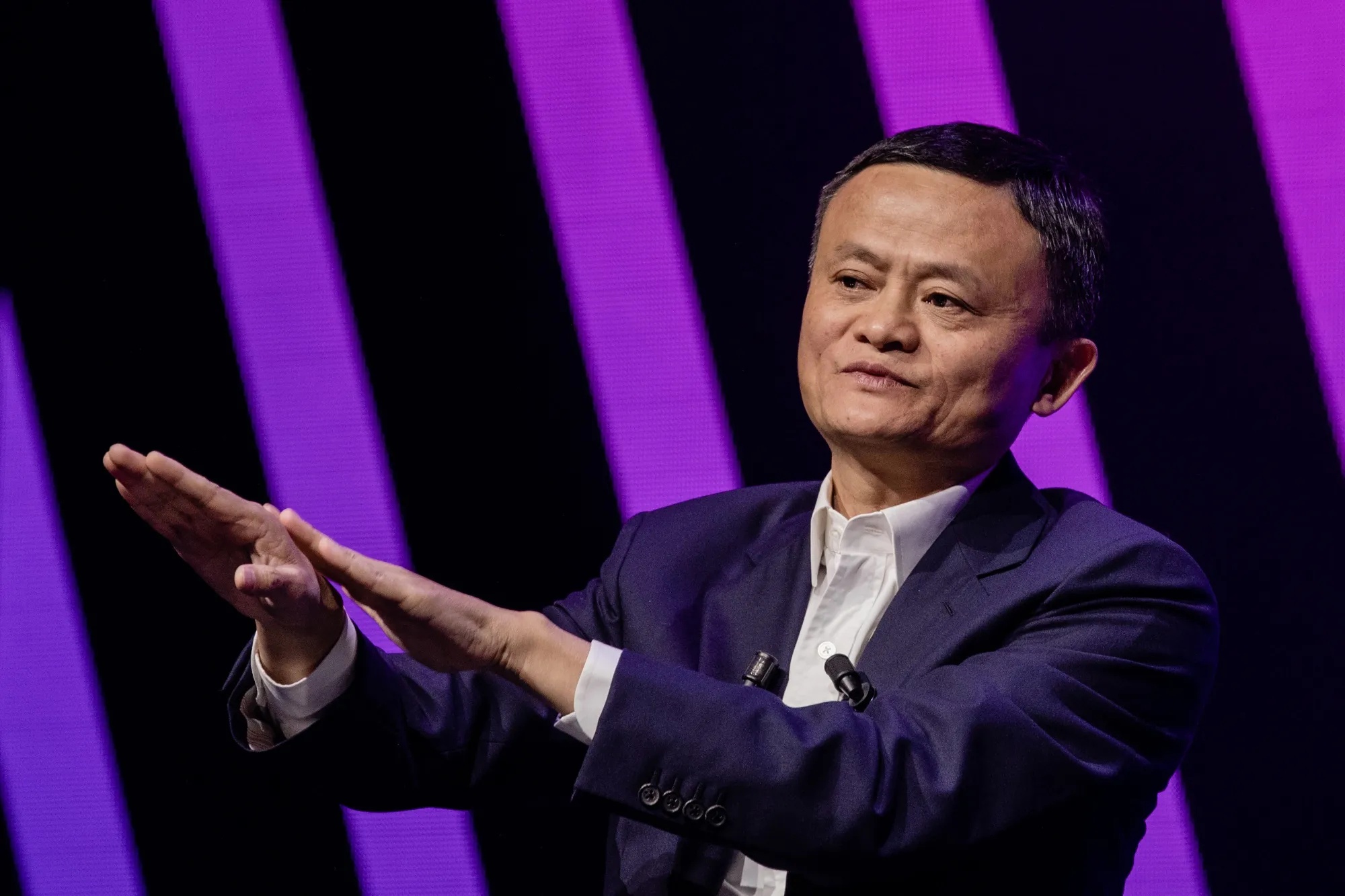 Jack Ma: AI phuc vu chu khong duoc thong tri con nguoi hinh anh