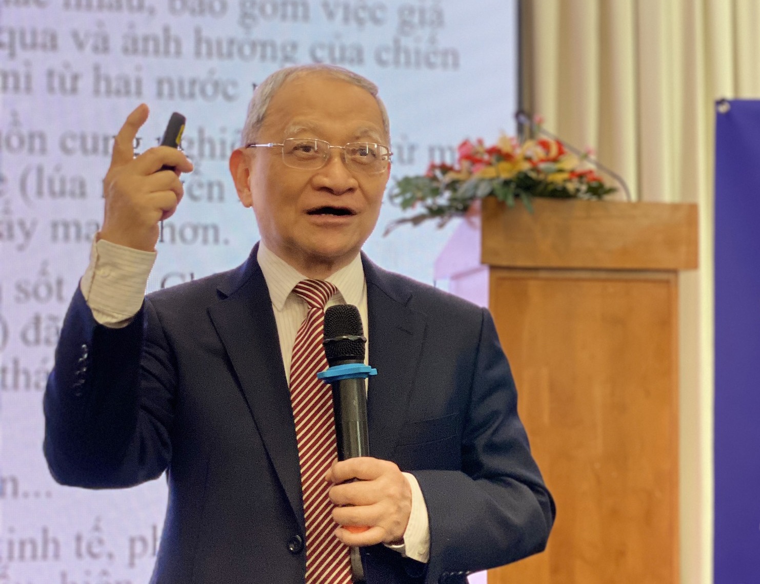 TS Le Dang Doanh: 'Bien dong toan cau co the la co hoi cho DN Viet' hinh anh