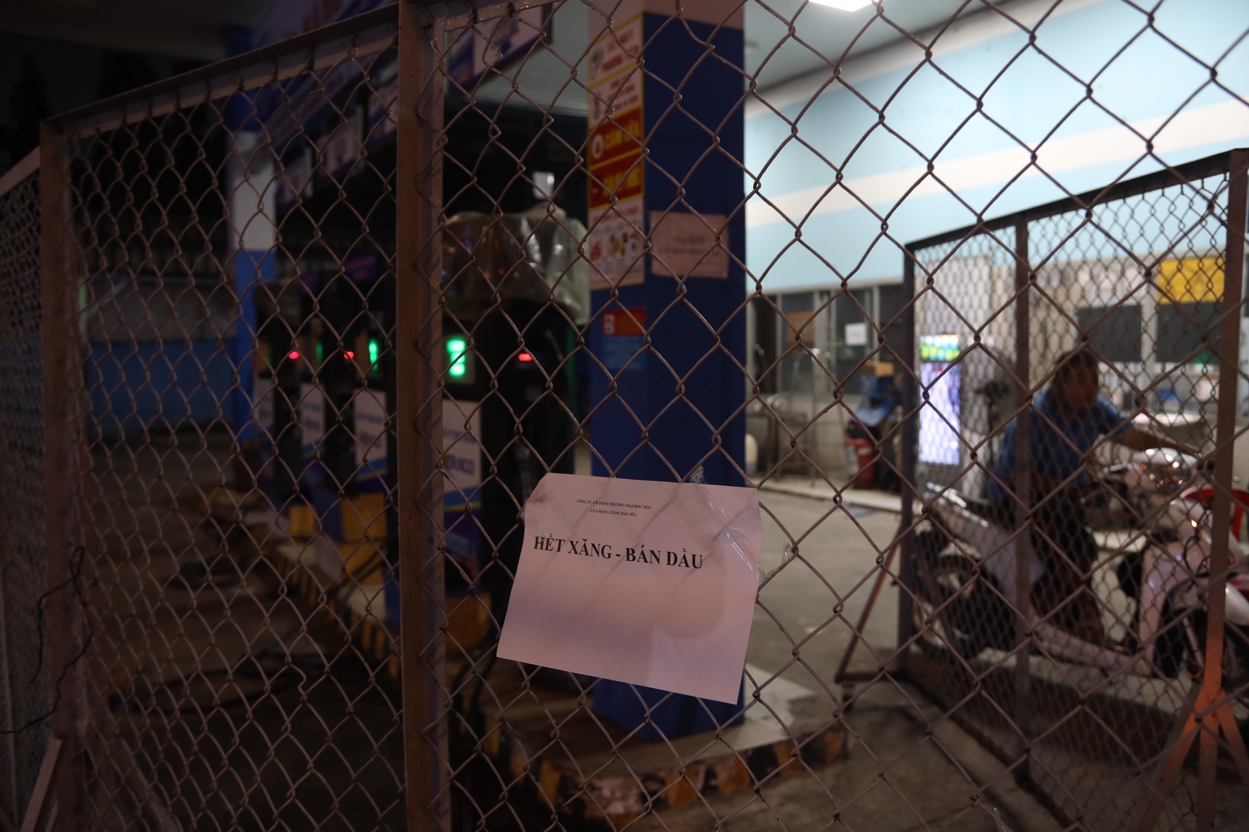 Hang loat cay xang o cua ngo TP.HCM het xang hinh anh