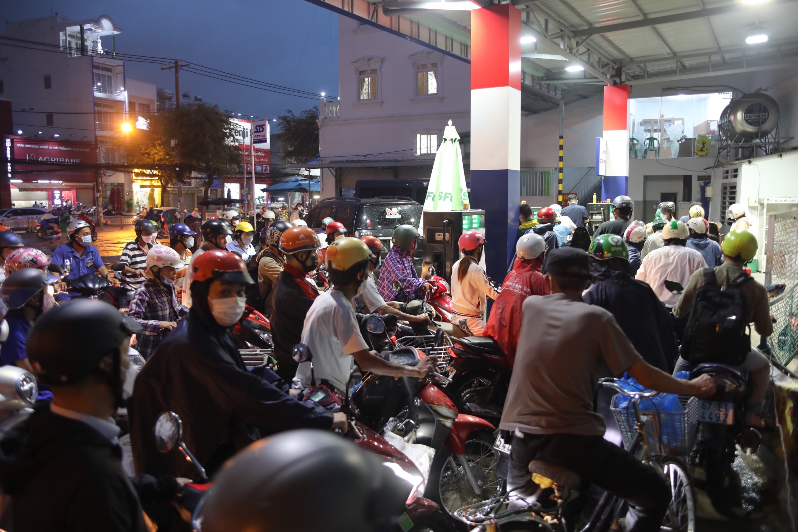 tphcm thieu xang anh 5