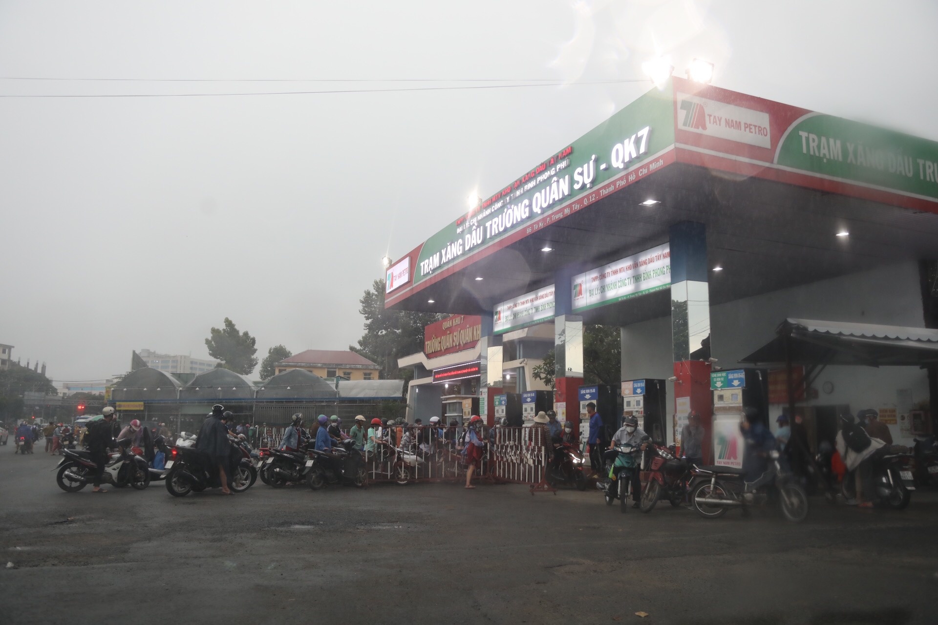 tphcm thieu xang anh 1