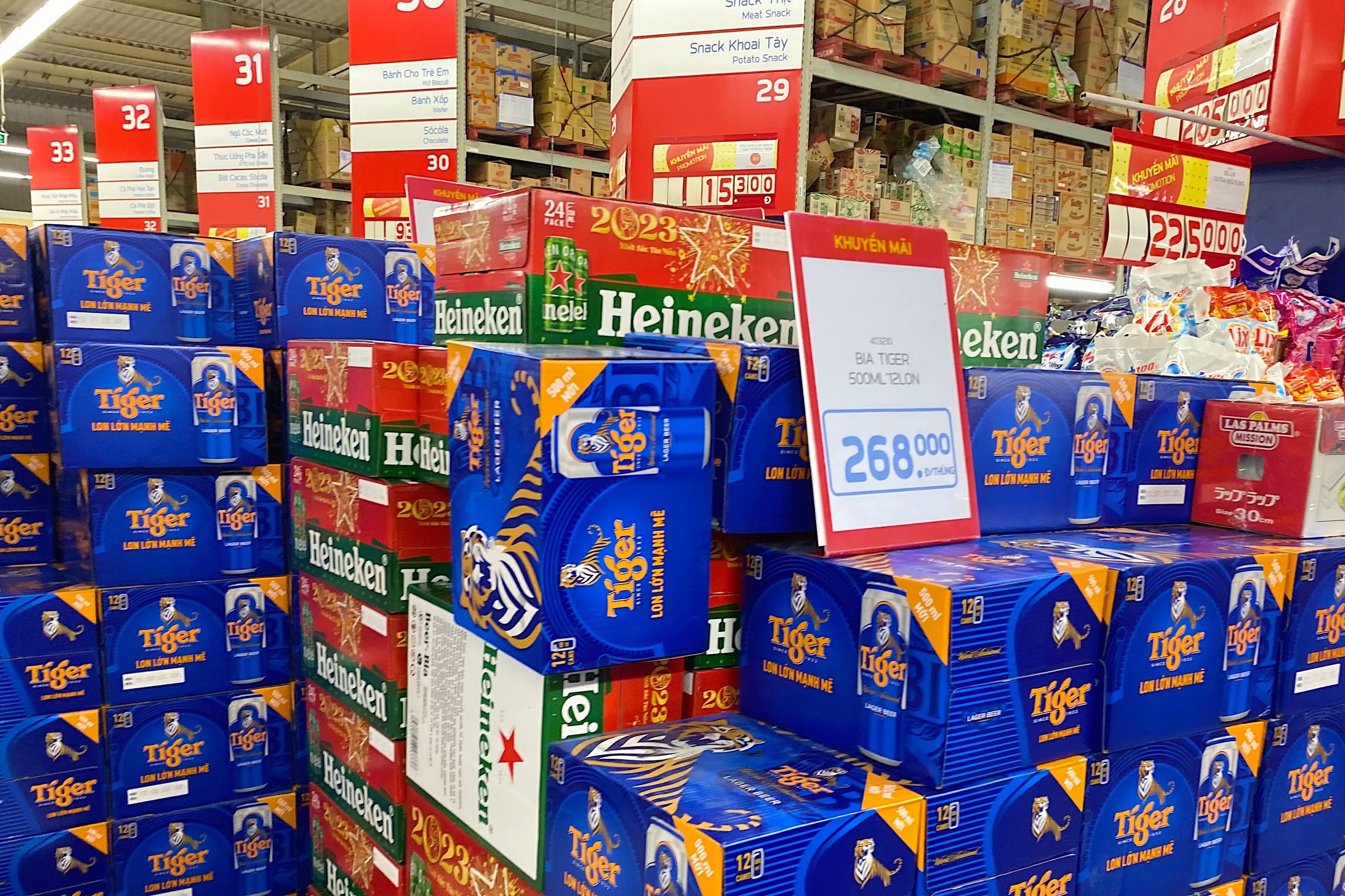 Hang bia ruc rich 'chay' Tet hinh anh