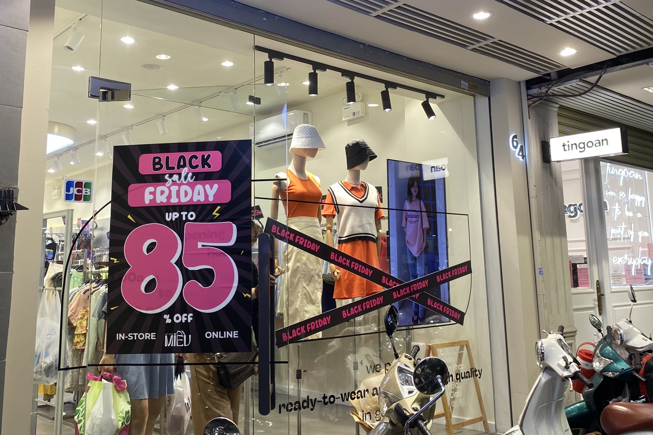 Khuyen mai den 85%, nguoi TP.HCM ruc rich mua sam Black Friday hinh anh