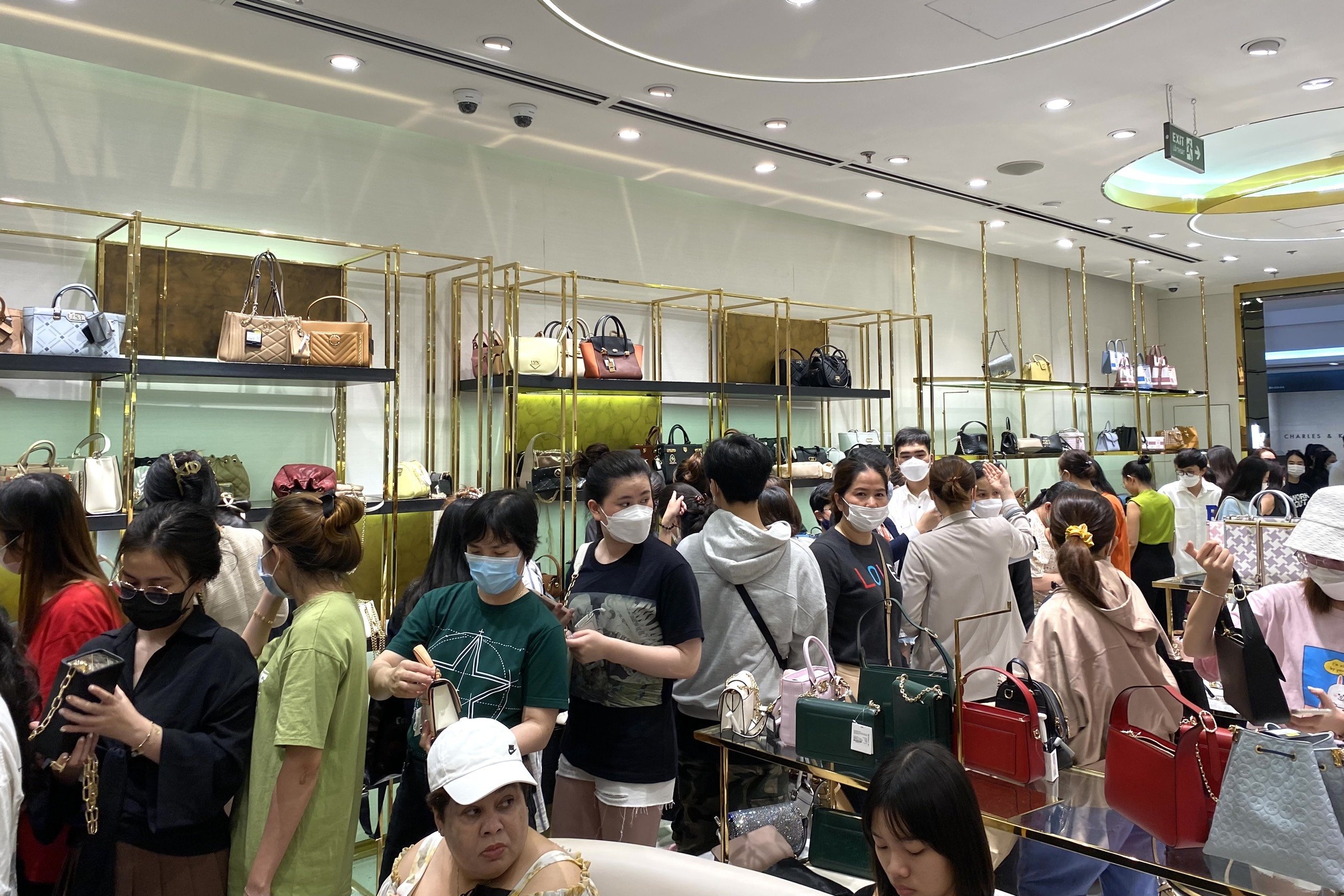 Xep hang tu sang de san sale Black Friday hinh anh