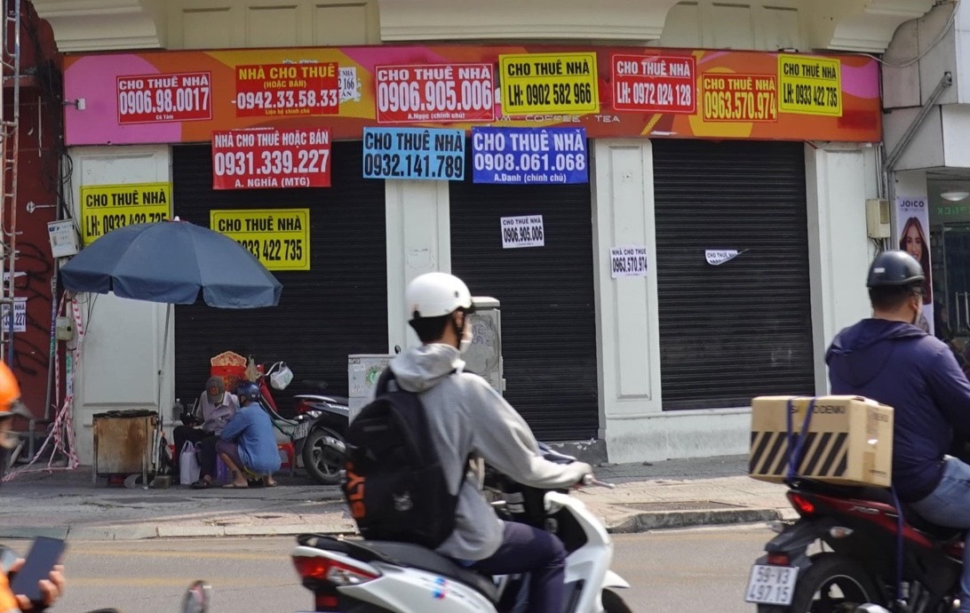 Khach cu roi di, khach moi bi het gia thue mat bang len gap ruoi hinh anh