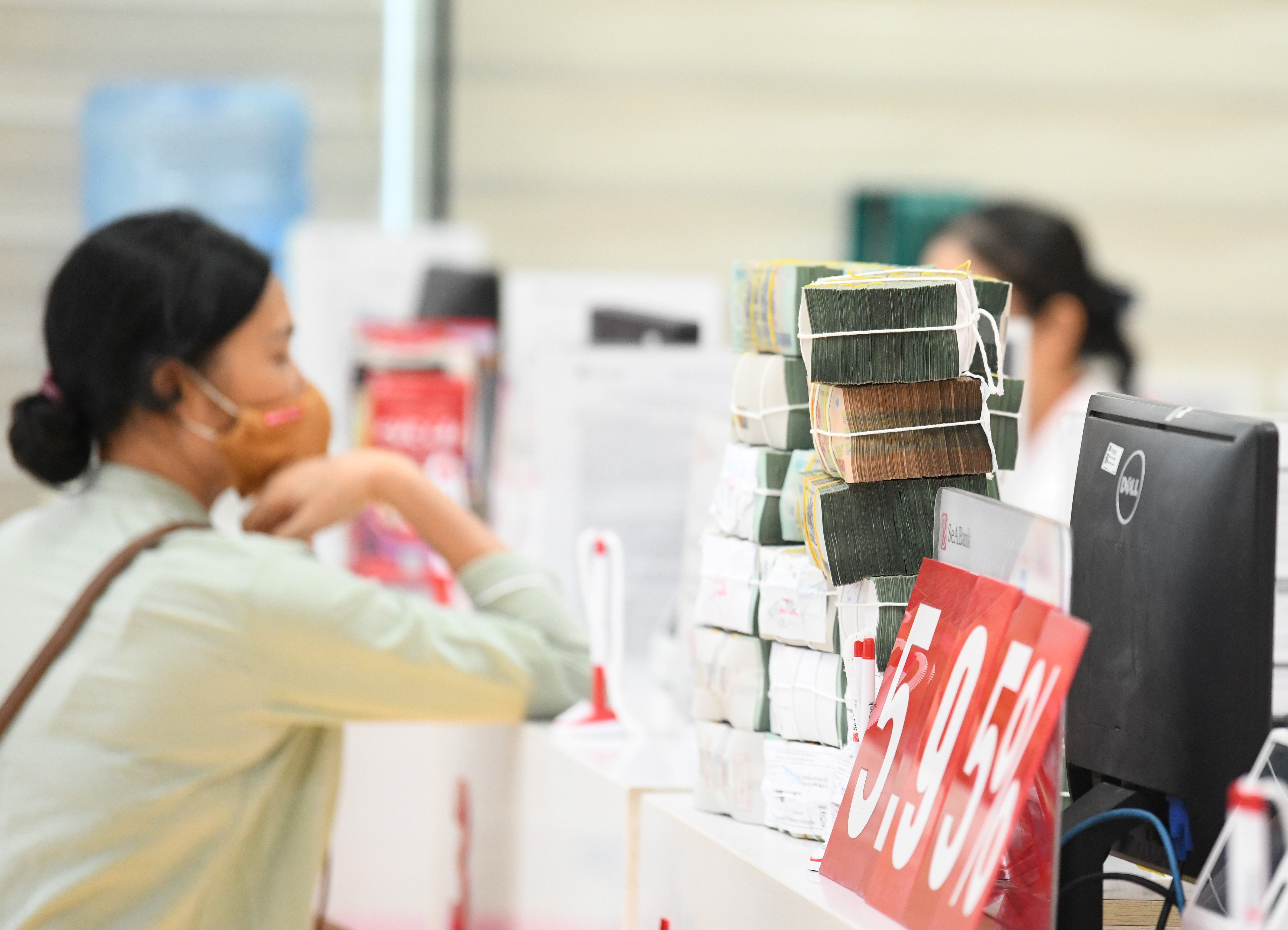 Ngan hang dua li xi, ke ca khach gui 1 trieu dong hinh anh