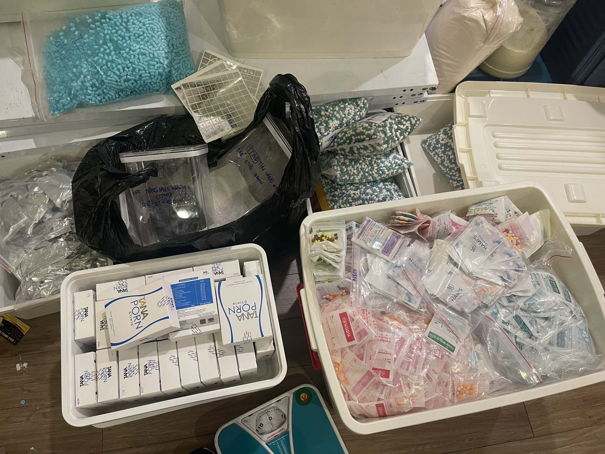 Thu giu gan 3 tan nguyen lieu thuoc khong ro nguon goc hinh anh