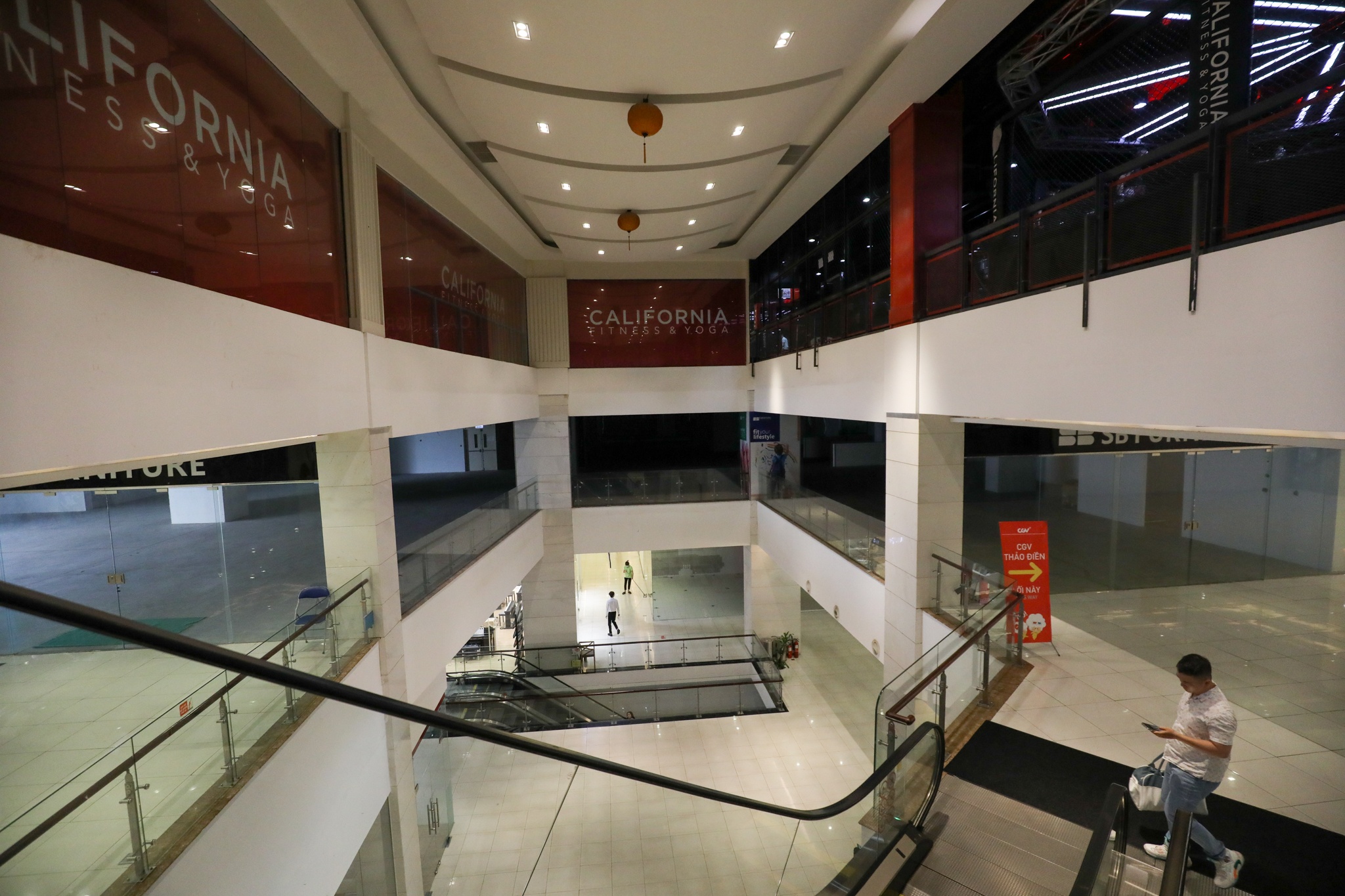 TP.HCM noi ly do cho, trung tam thuong mai vang khach hinh anh