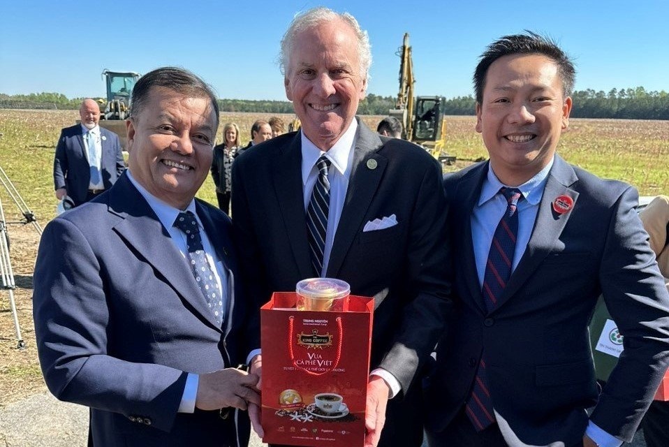 Ba Le Hoang Diep Thao mo nha may lop xe o My hinh anh