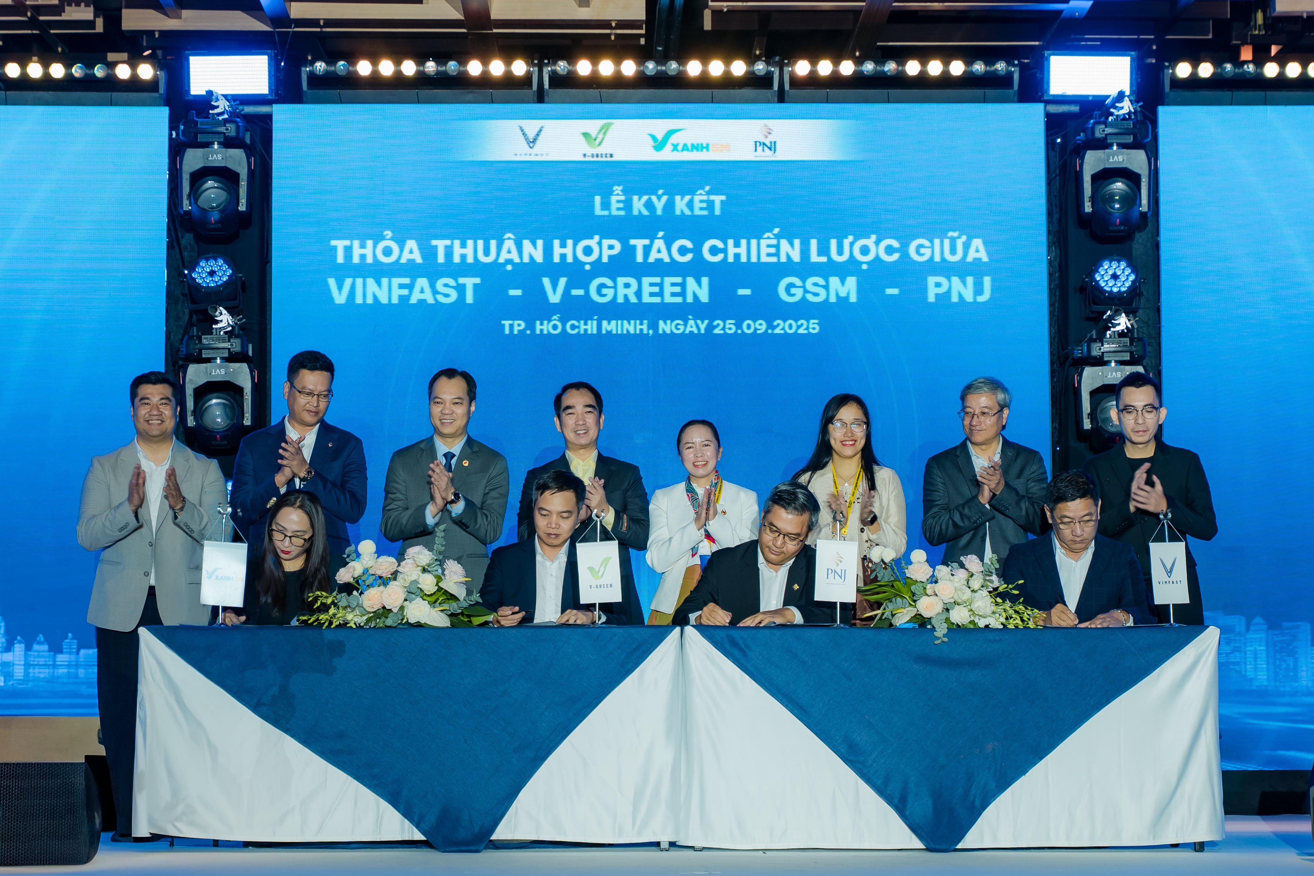 PNJ,  VinFast,  GSM,  V-Green anh 1