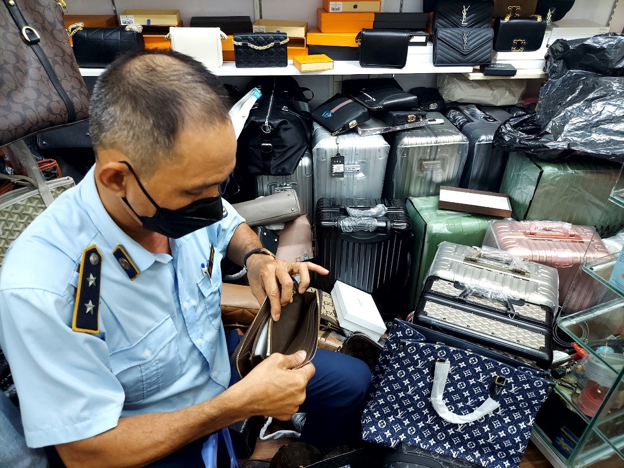 Gan 700 cua hang o TP.HCM bi xu phat vi ban hang gia hinh anh