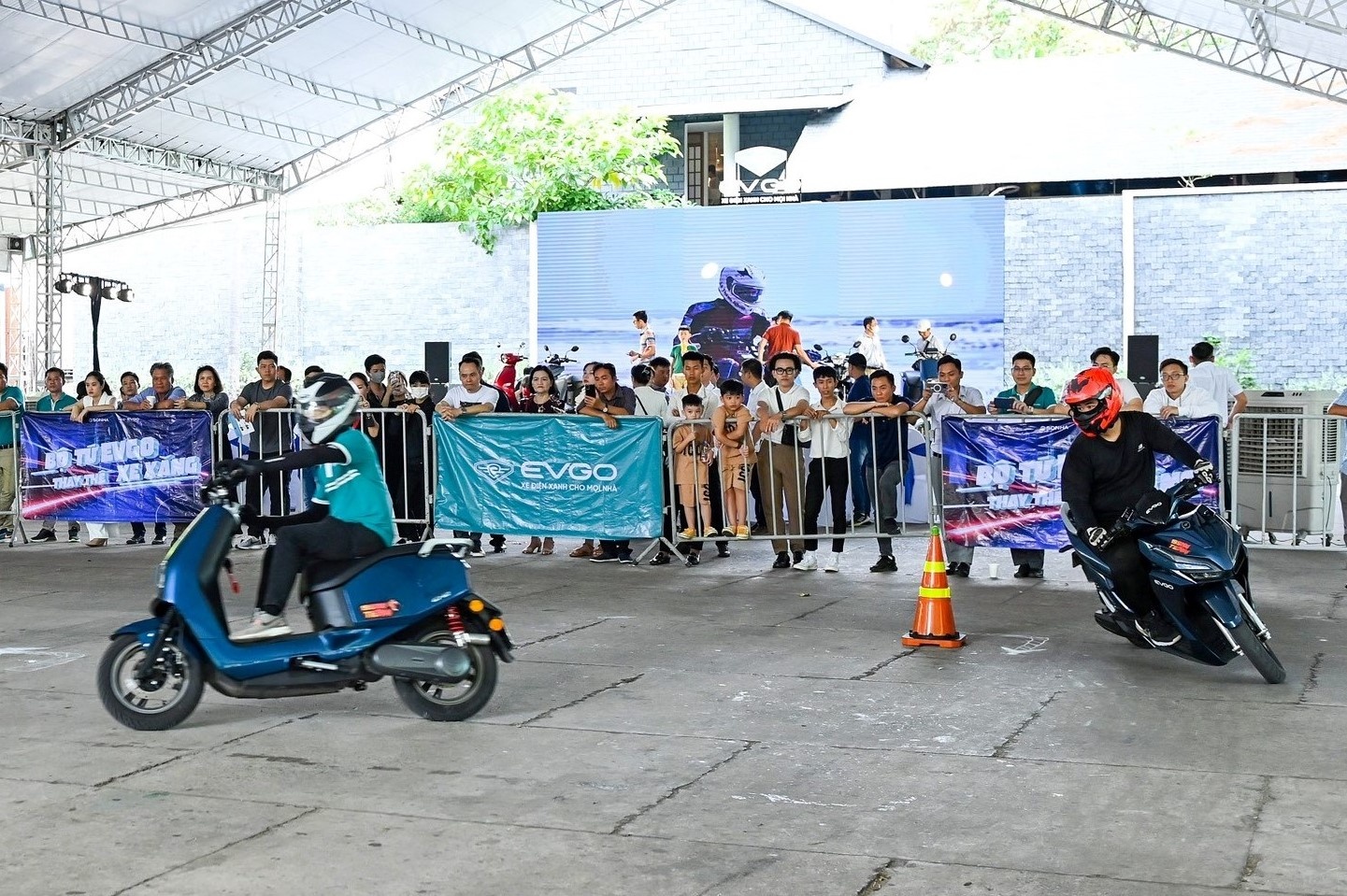 Son Ha tham gia mang xe may dien hinh anh