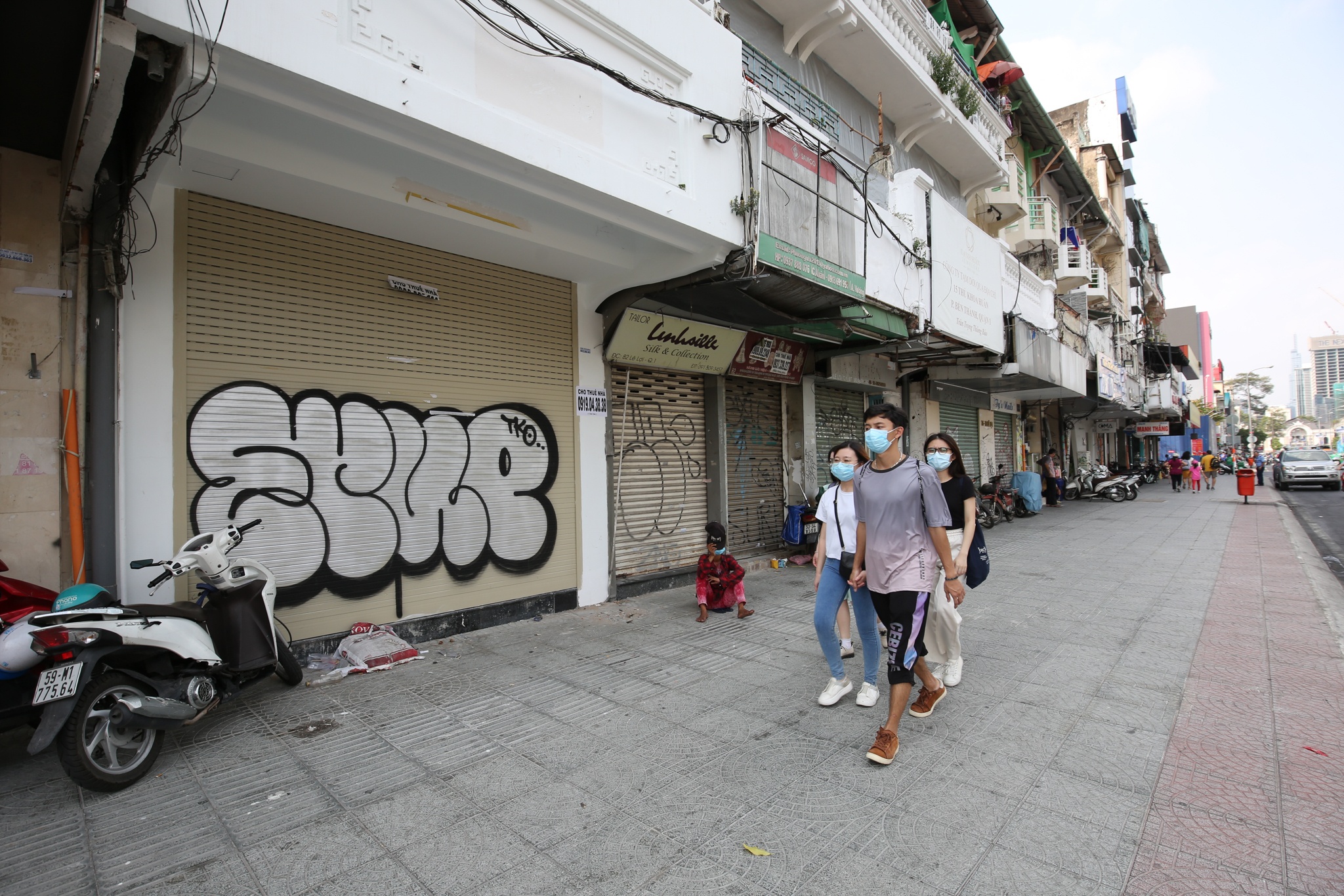 Mat bang o TP.HCM e am, gia thue van tang hinh anh