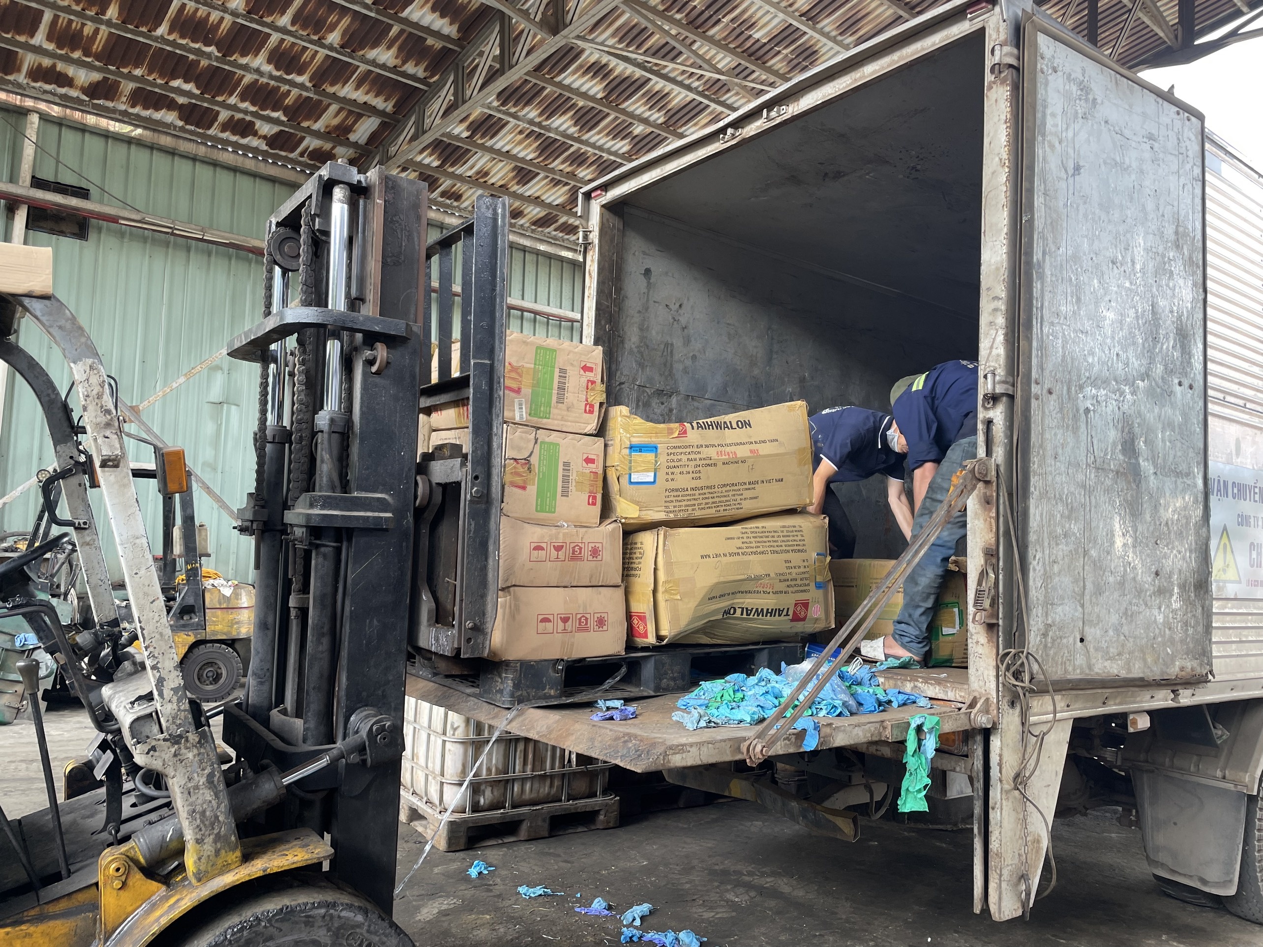 11.000 bao thuoc la nhap lau bi buoc tieu huy o TP.HCM hinh anh