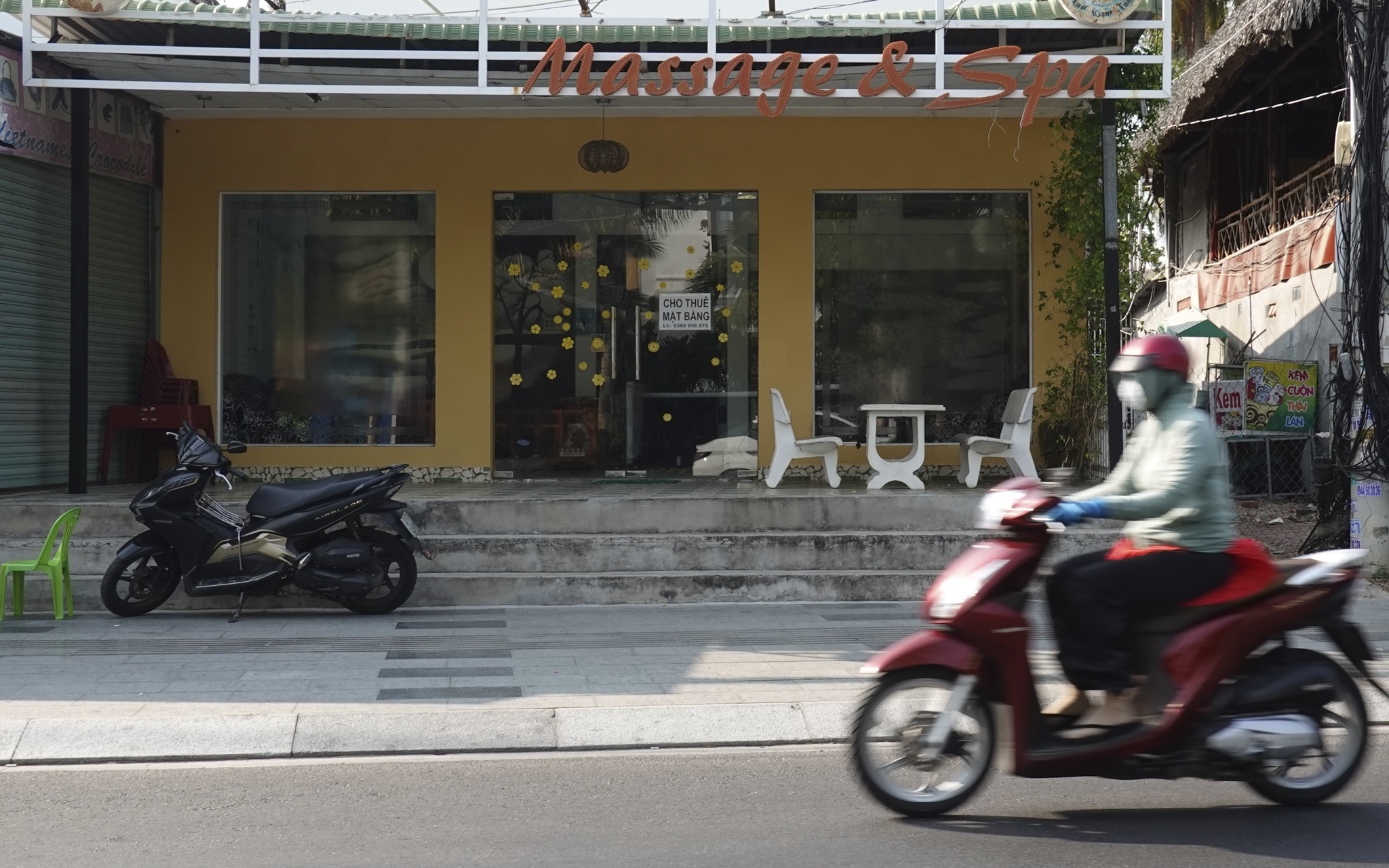 Hang quan o Mui Ne van dong cua du sap thong xe cao toc hinh anh