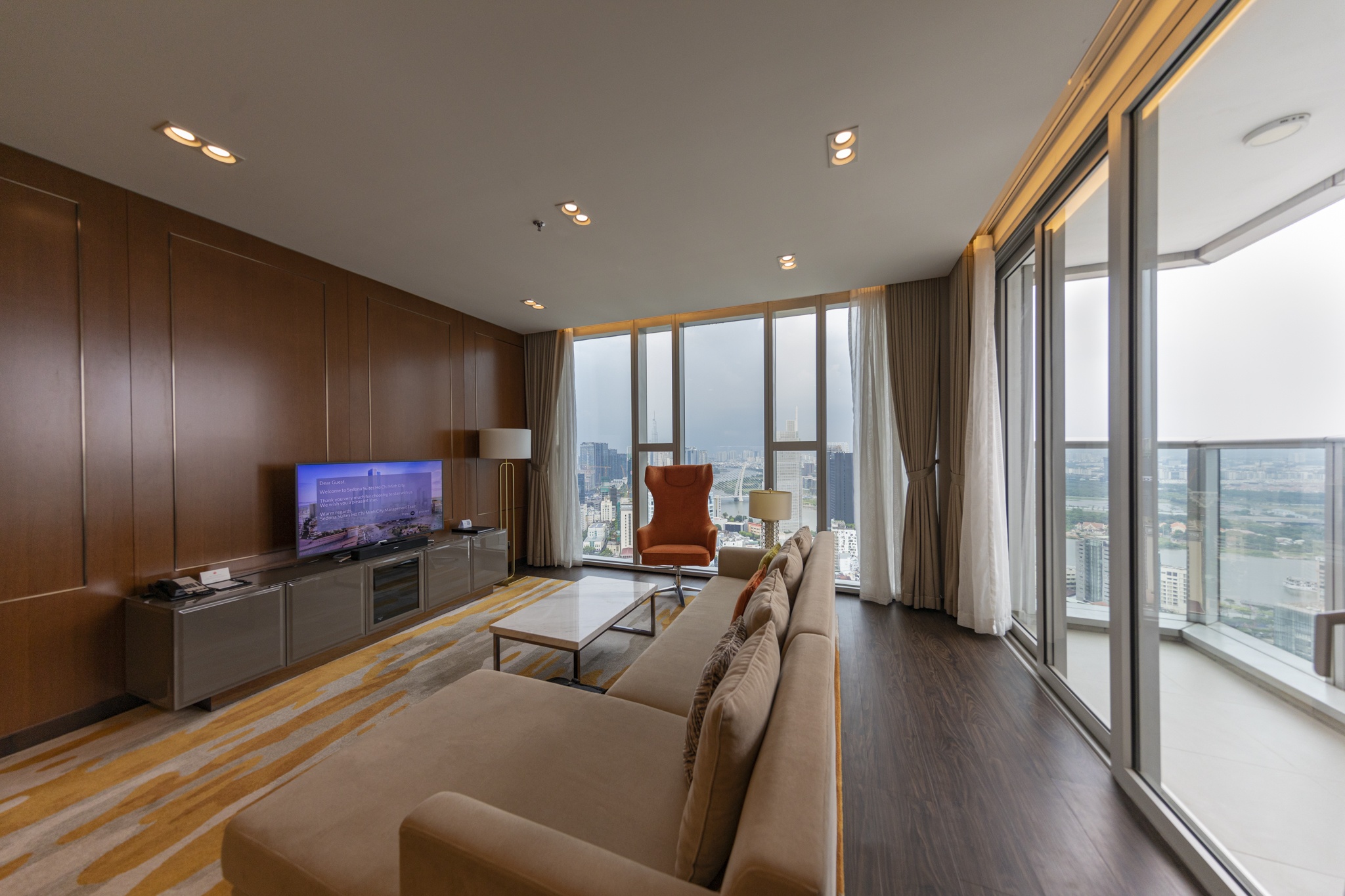 Co gi trong can ho cho thue 6.000 USD/thang o TP.HCM? hinh anh