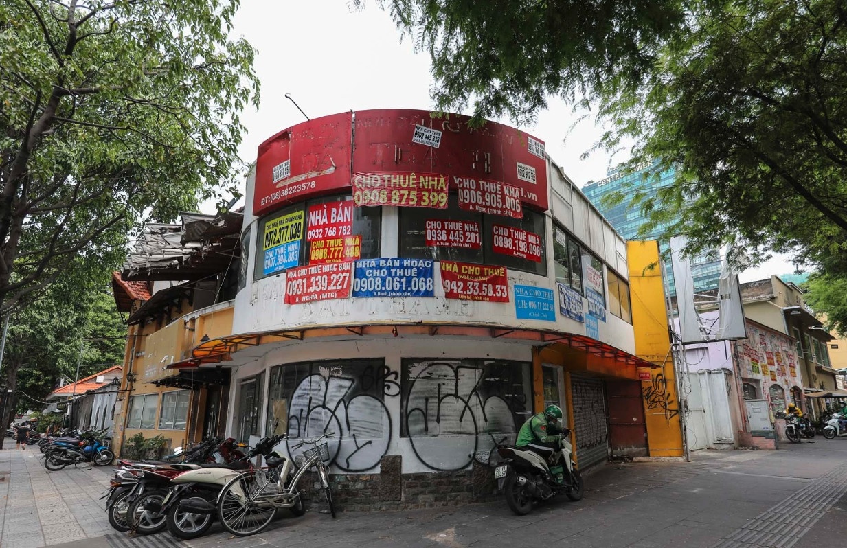 Loat mat bang tren dat vang TP.HCM e khach thue suot 2-3 nam hinh anh