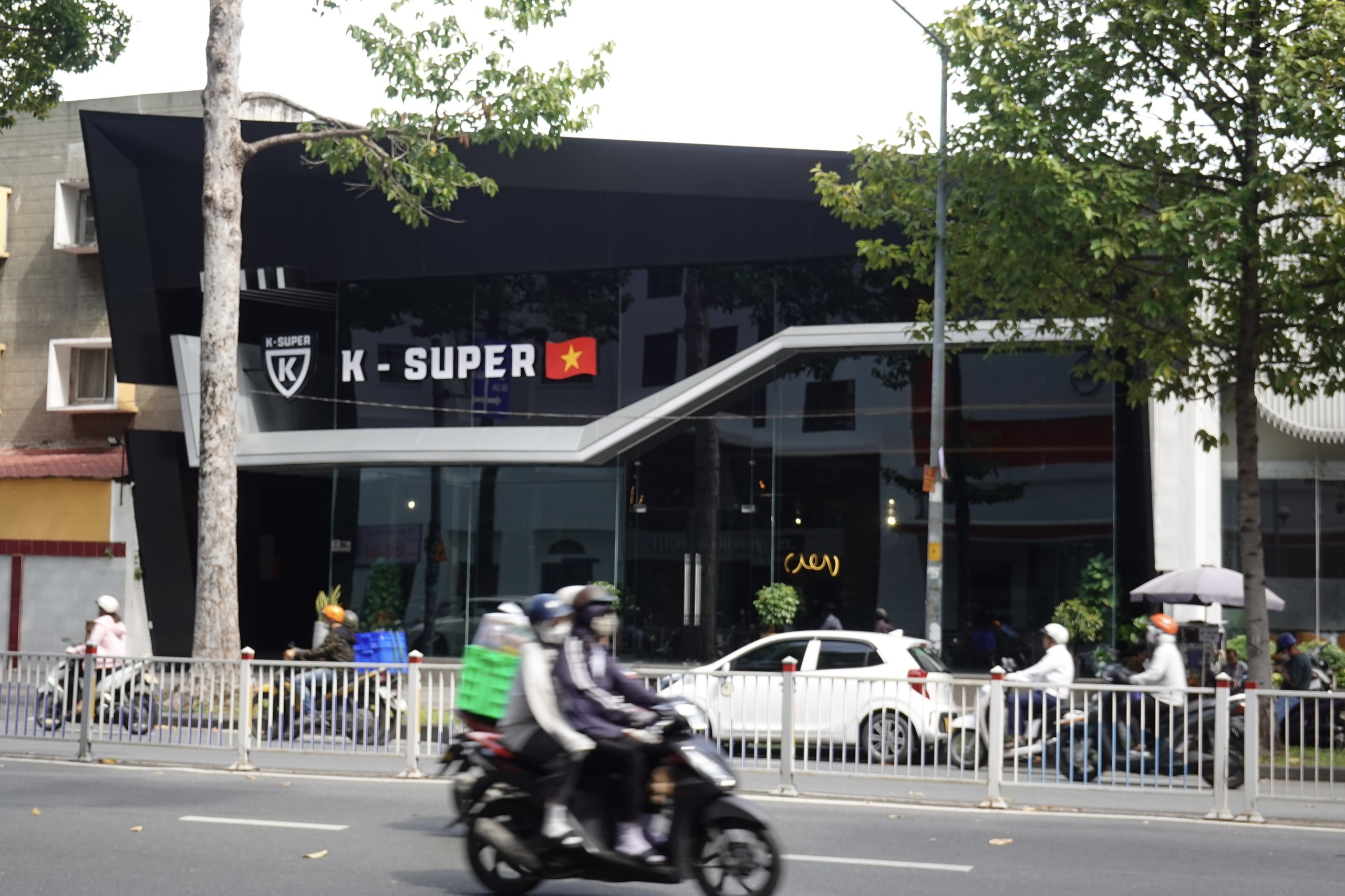 Mat bang showroom cua Phan Cong Khanh dang rao thue 700 trieu dong? hinh anh