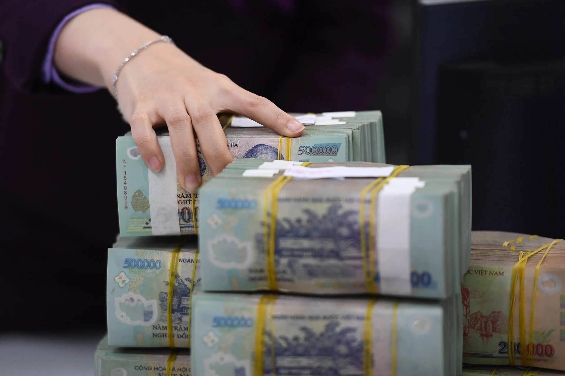 Doanh nghiep dia oc chiu ap luc 155.000 ty trai phieu den han nam 2024 hinh anh