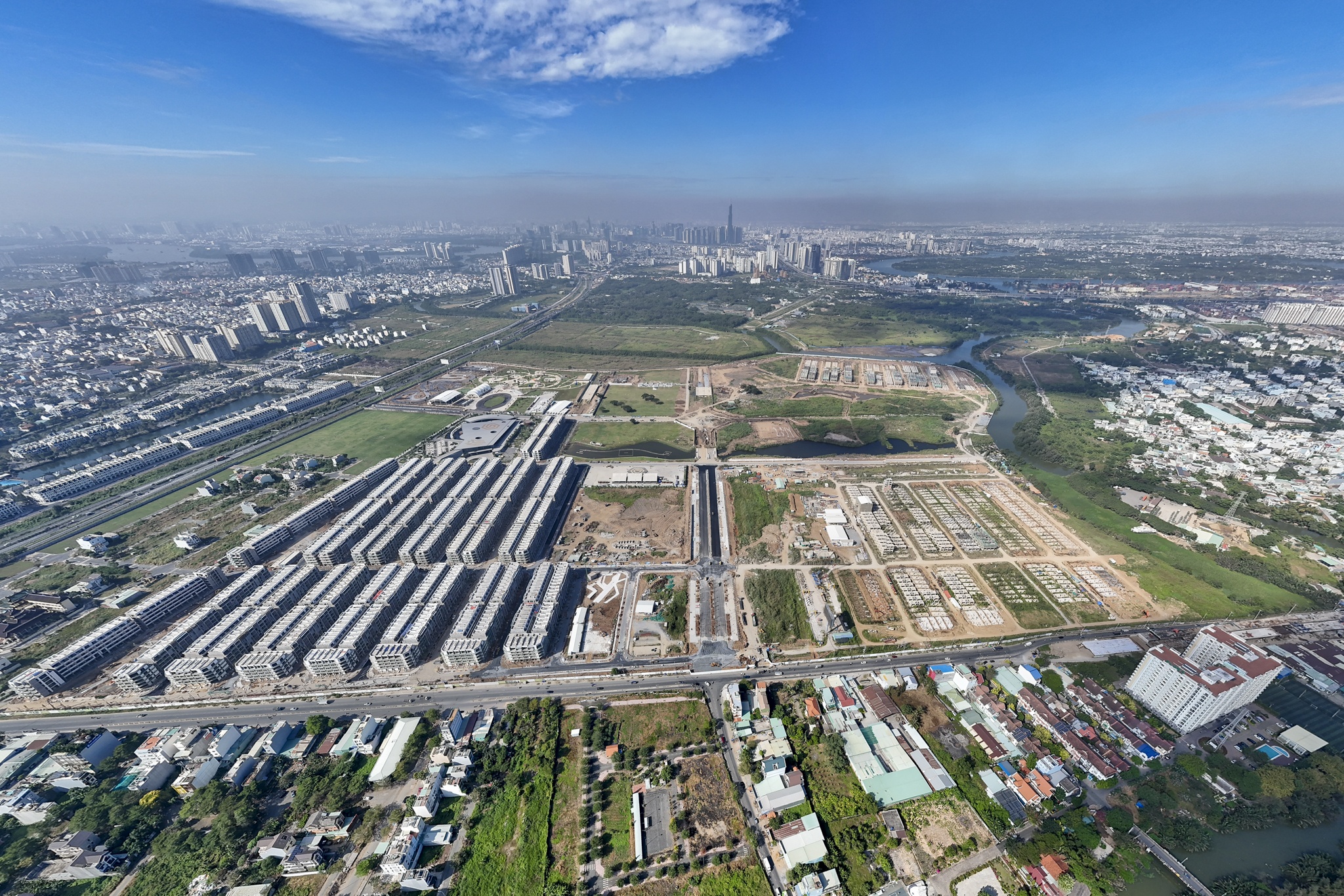 Canh doi lap o hai sieu du an tai khu dong TP.HCM hinh anh