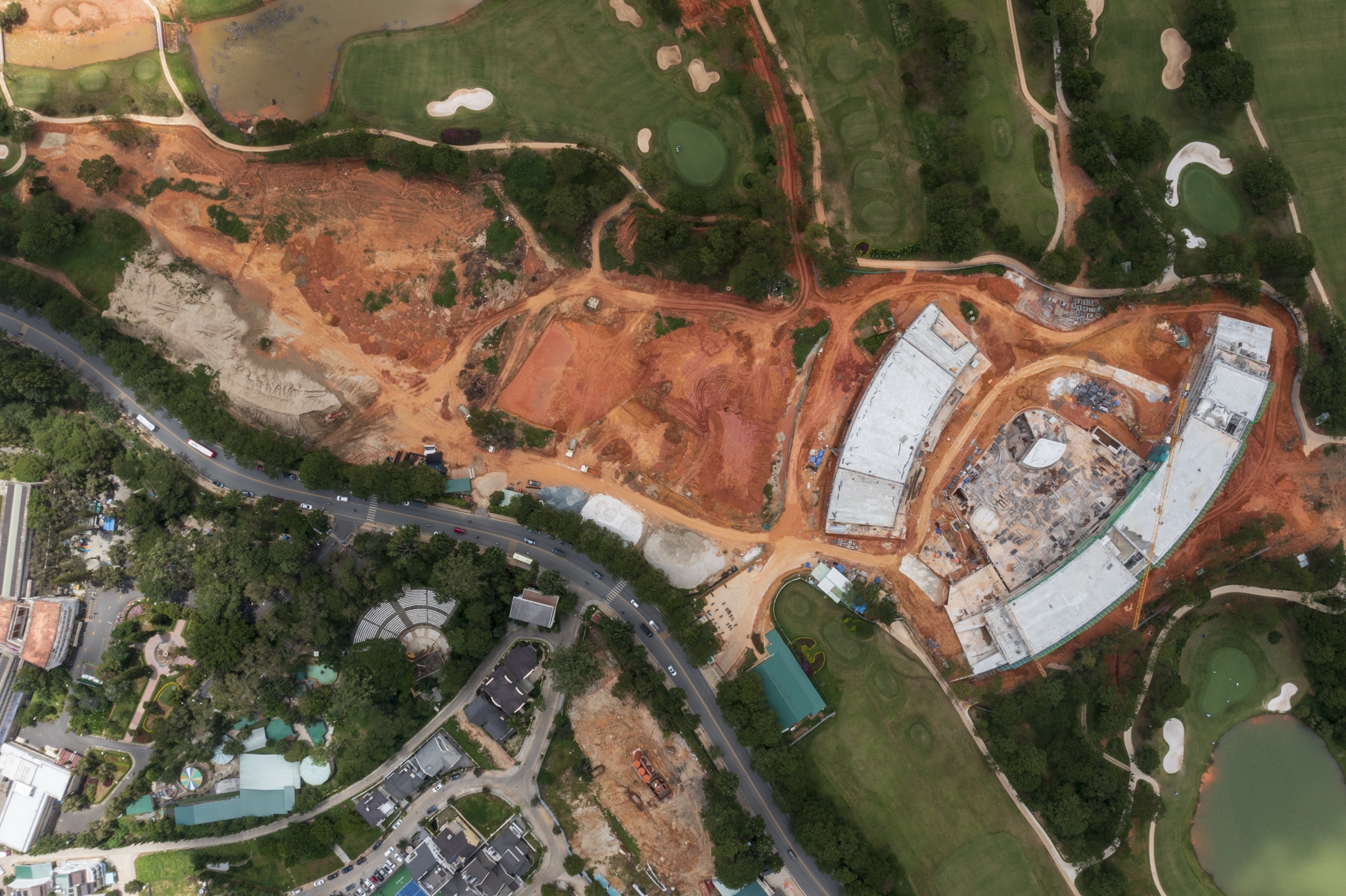 Yeu cau thao do cong trinh sai phep trong san golf Doi Cu Da Lat hinh anh