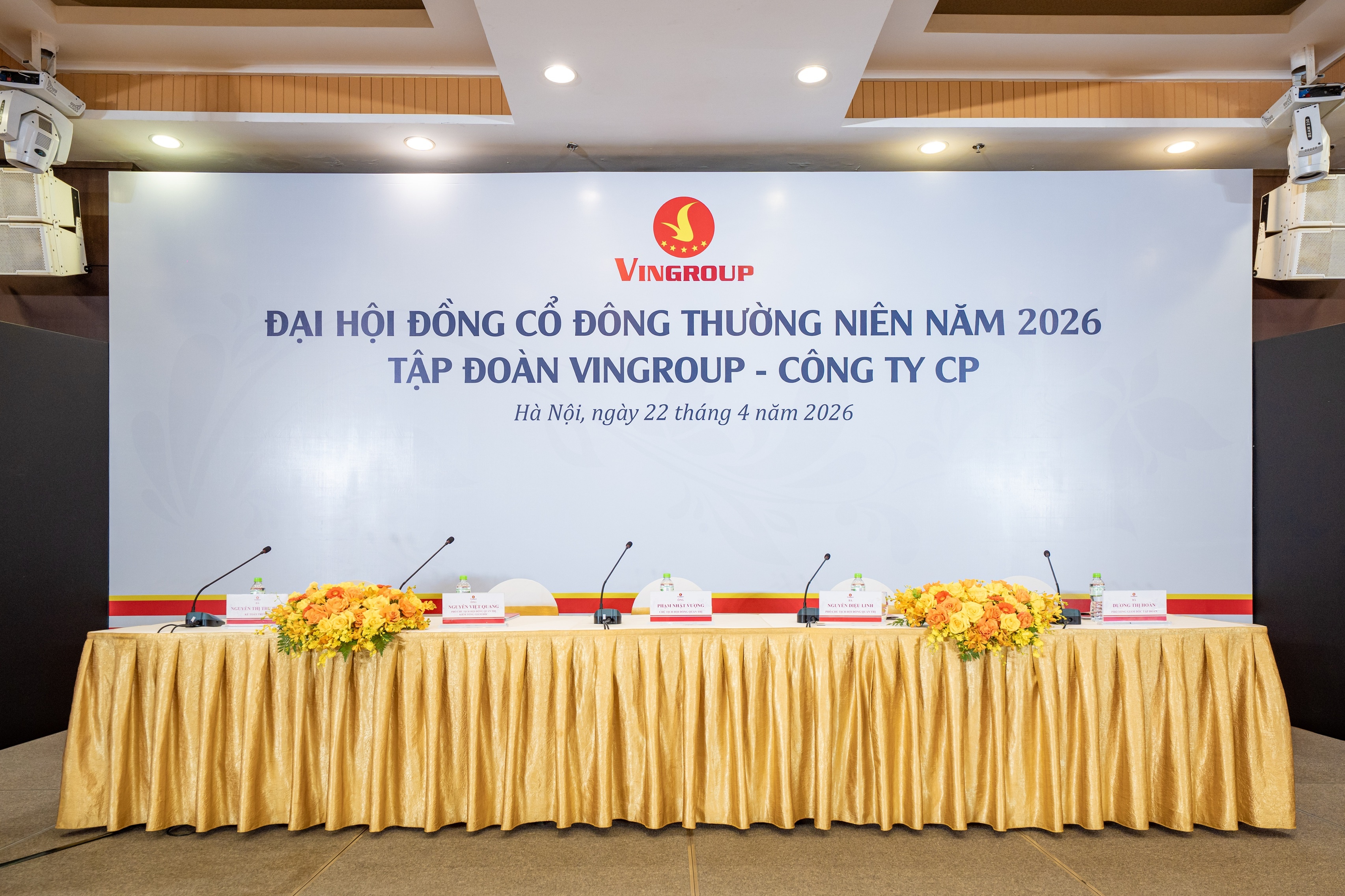 Hom nay tap doan tu nhan lon nhat Viet Nam hop co dong hinh anh