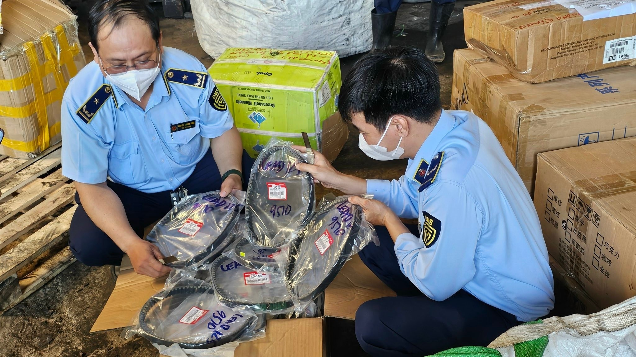 TP.HCM phat hon tram ty voi hanh vi ban hang gia, buon lau nam qua hinh anh