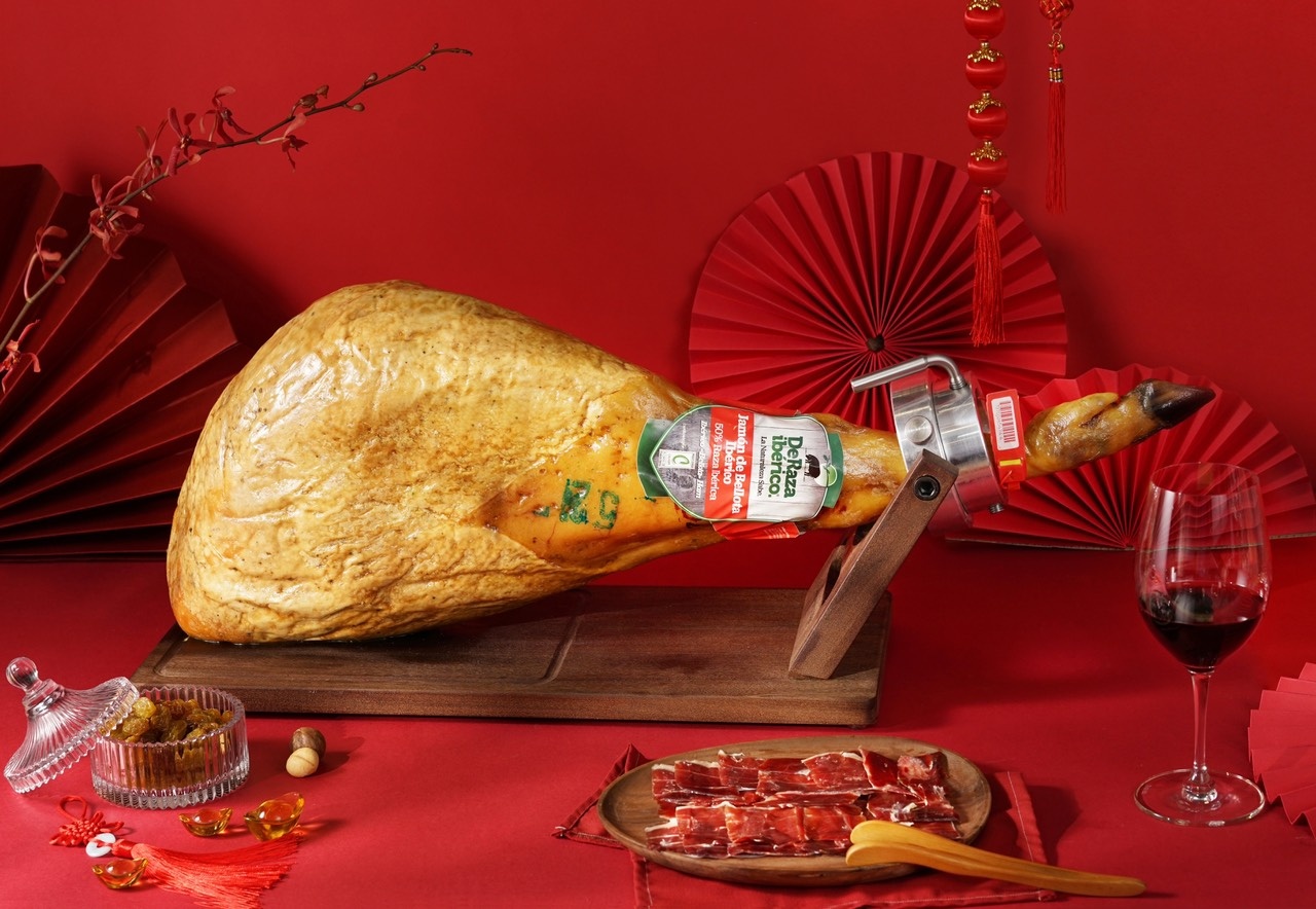 Cua hang ban hon 1.000 chiec dui heo muoi Tay Ban Nha dip Tet hinh anh