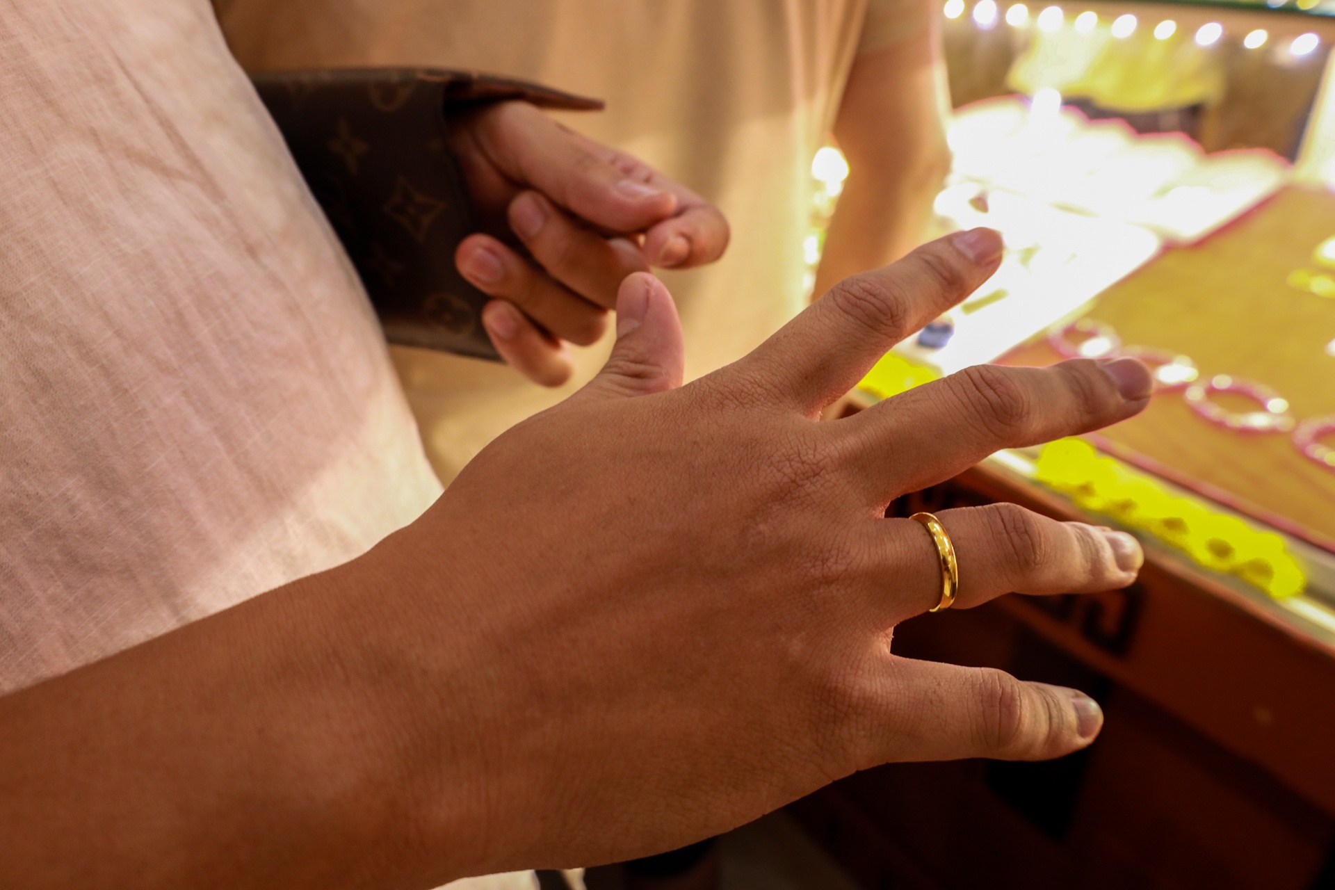 gia vang hom nay anh 10