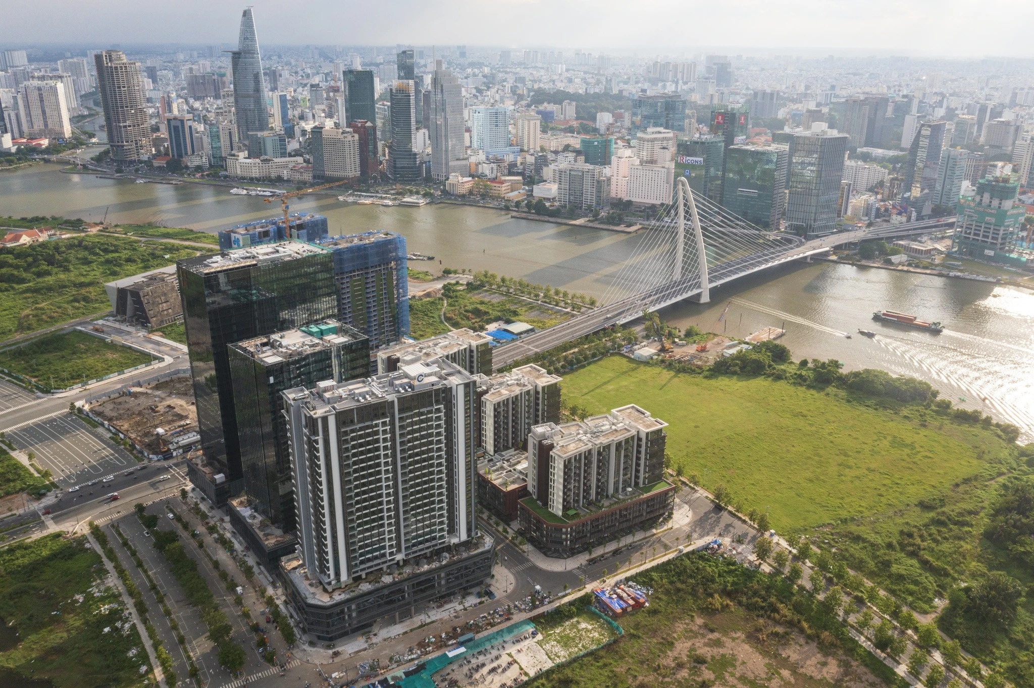 Lan dau tien co doanh nghiep thue hon 10.000 m2 van phong o TP.HCM hinh anh