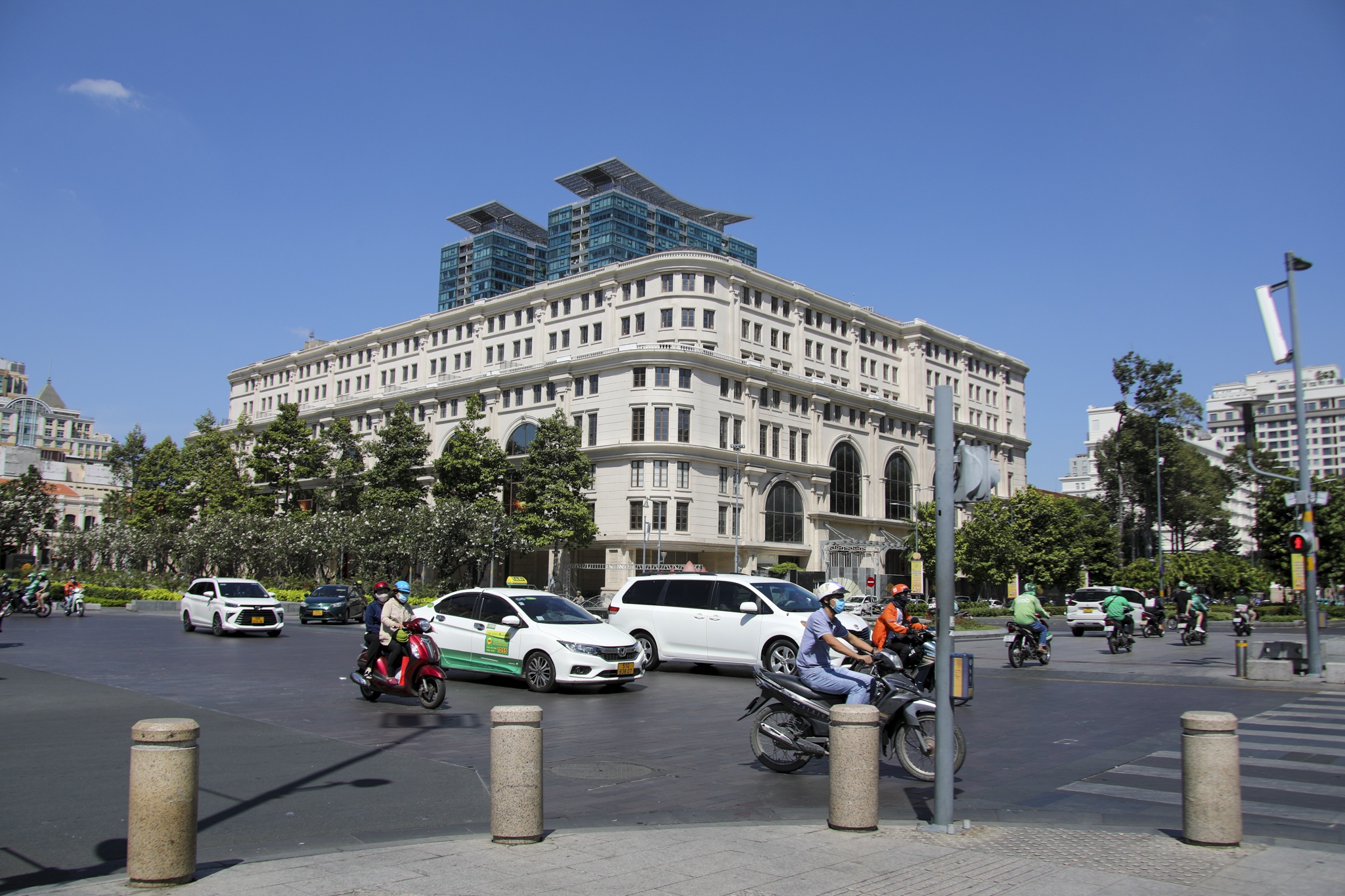 Thuong hieu xa xi gianh nhau mat bang trung tam TP.HCM hinh anh