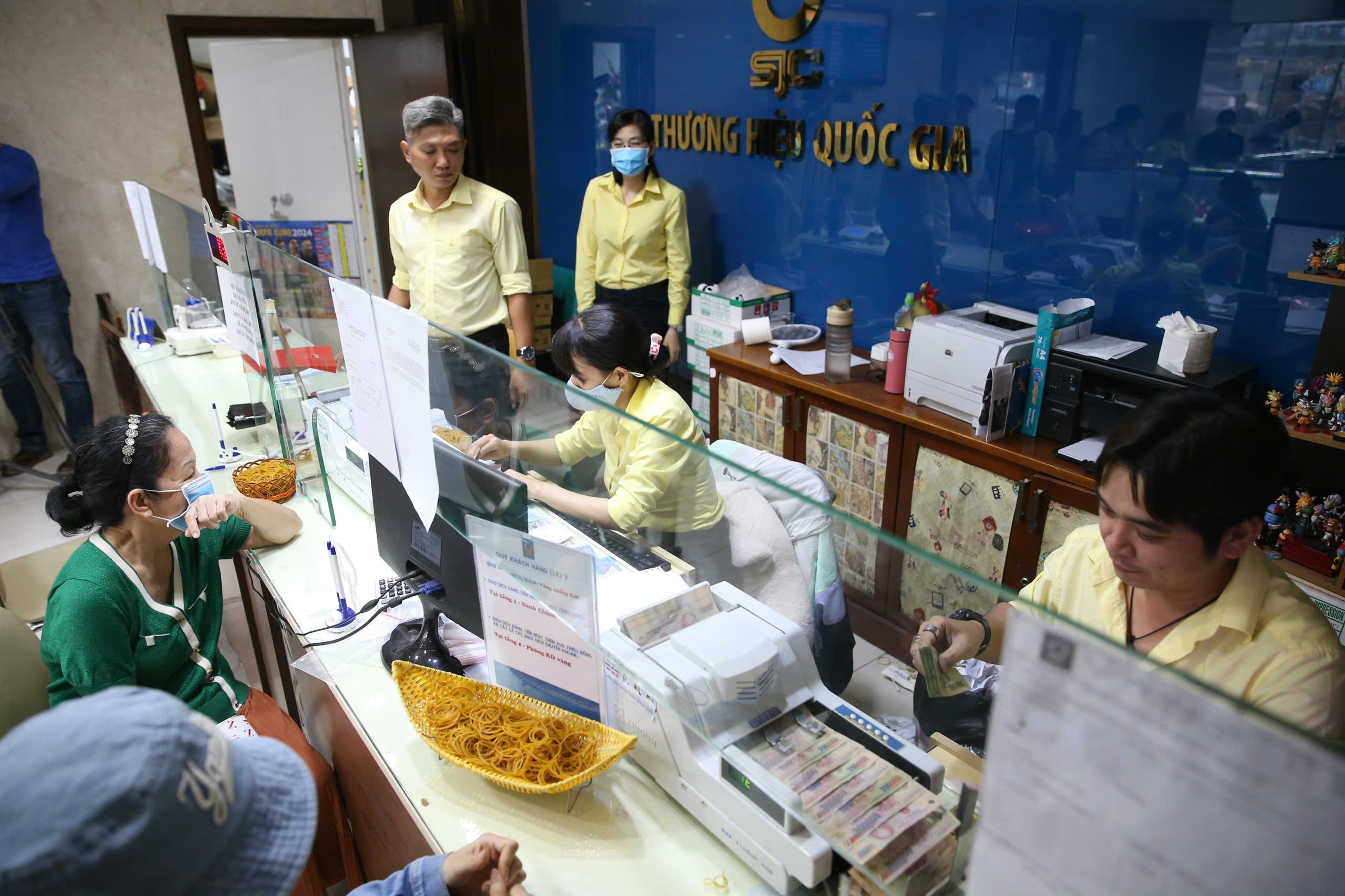 Chu tich TP.HCM yeu cau SJC tang nang luc san xuat vang mieng hinh anh