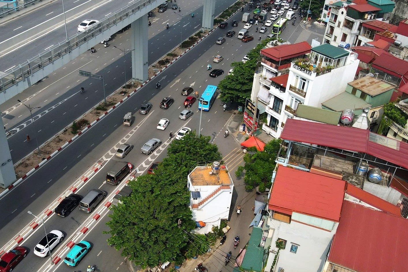 Doc la can nha 4 mat tien giua duong Ha Noi hinh anh