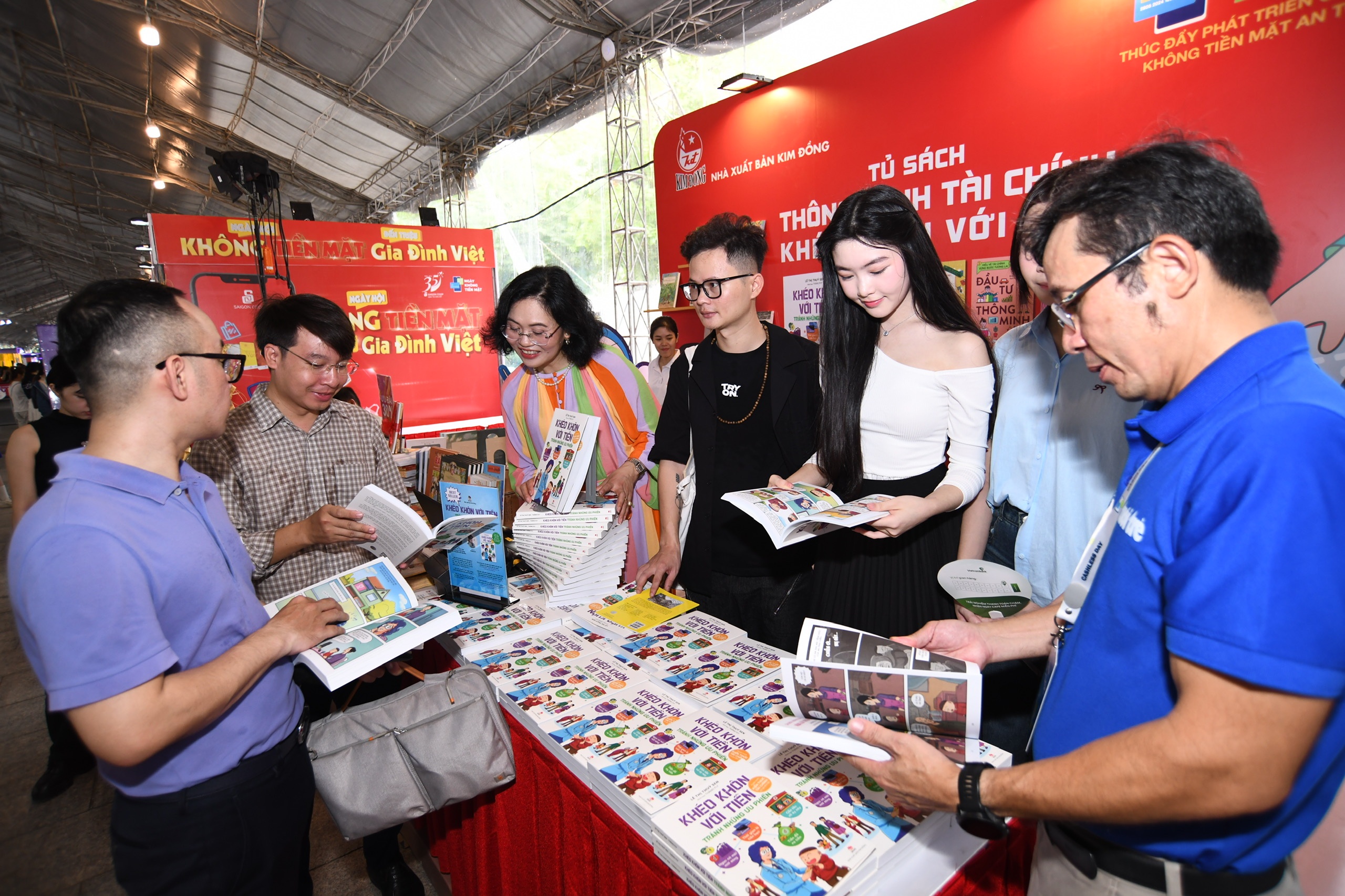 Sach tai chinh 'chay hang' tai le hoi khong tien mat 2024 hinh anh