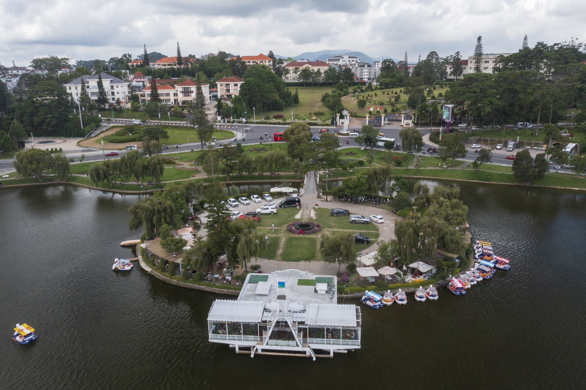 De xuat tam cho thue nha hang Thuy Ta Da Lat khi cho dau gia hinh anh