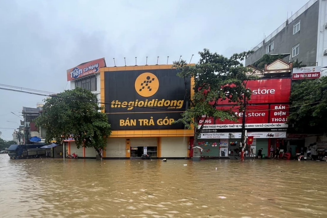 Masan, The Gioi Di Dong, FPT Retail ho tro nguoi dan vung bao lu hinh anh