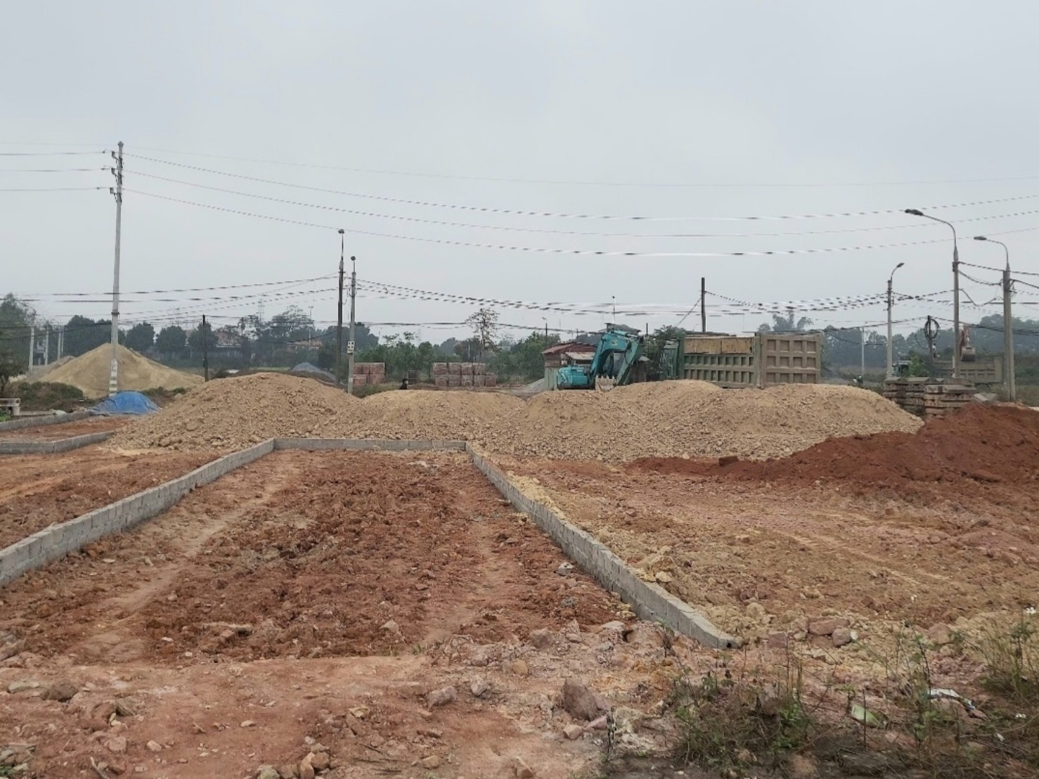 Dat nen vung ven Ha Noi ‘nhay mua’, nguoi dan do xo ‘san' dat hinh anh