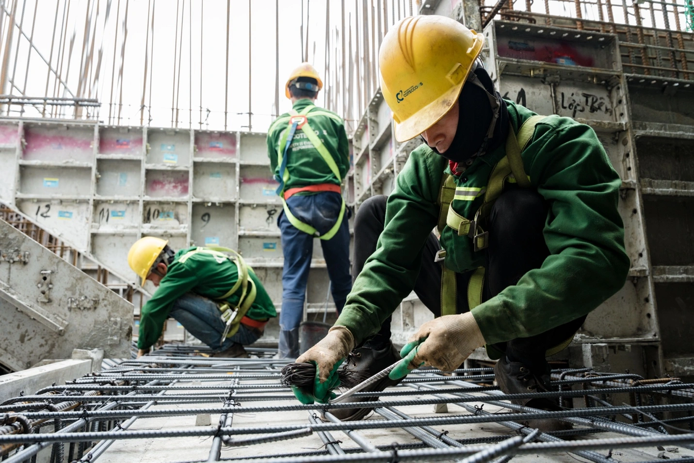 Thau xay dung thang lon hinh anh