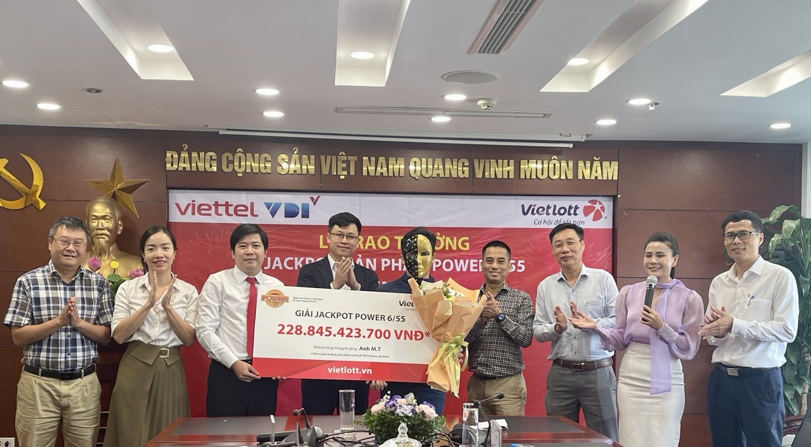 Nguoi trung Vietlott hon 228 ty dong den nhan giai hinh anh