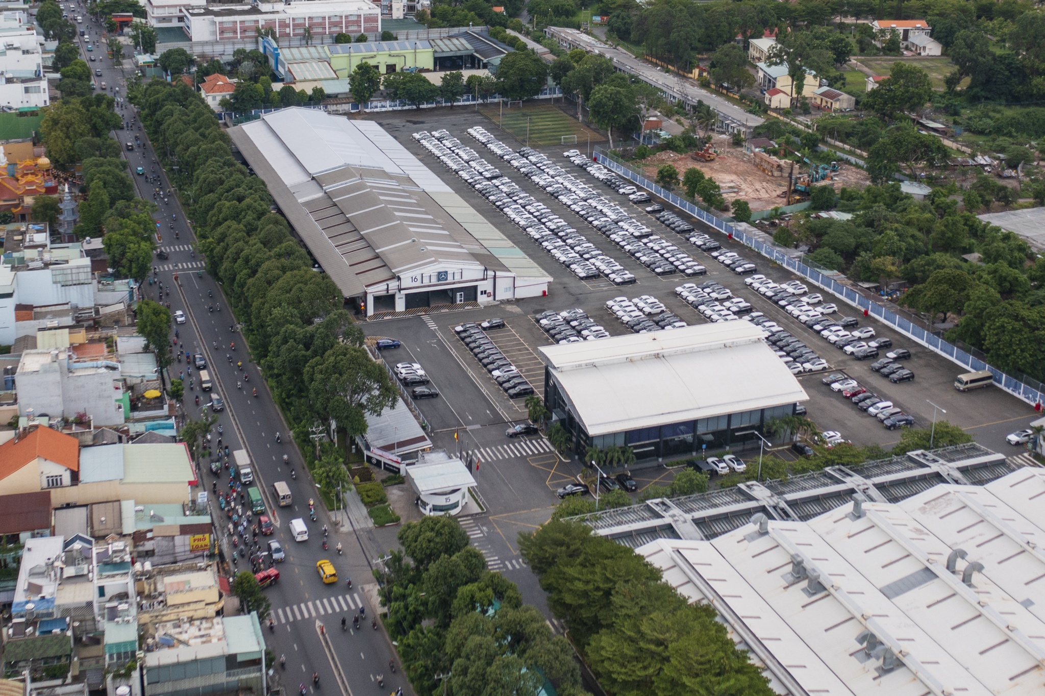 Mercedes-Benz gia han thue dat nha may them 5 nam tai TP.HCM hinh anh