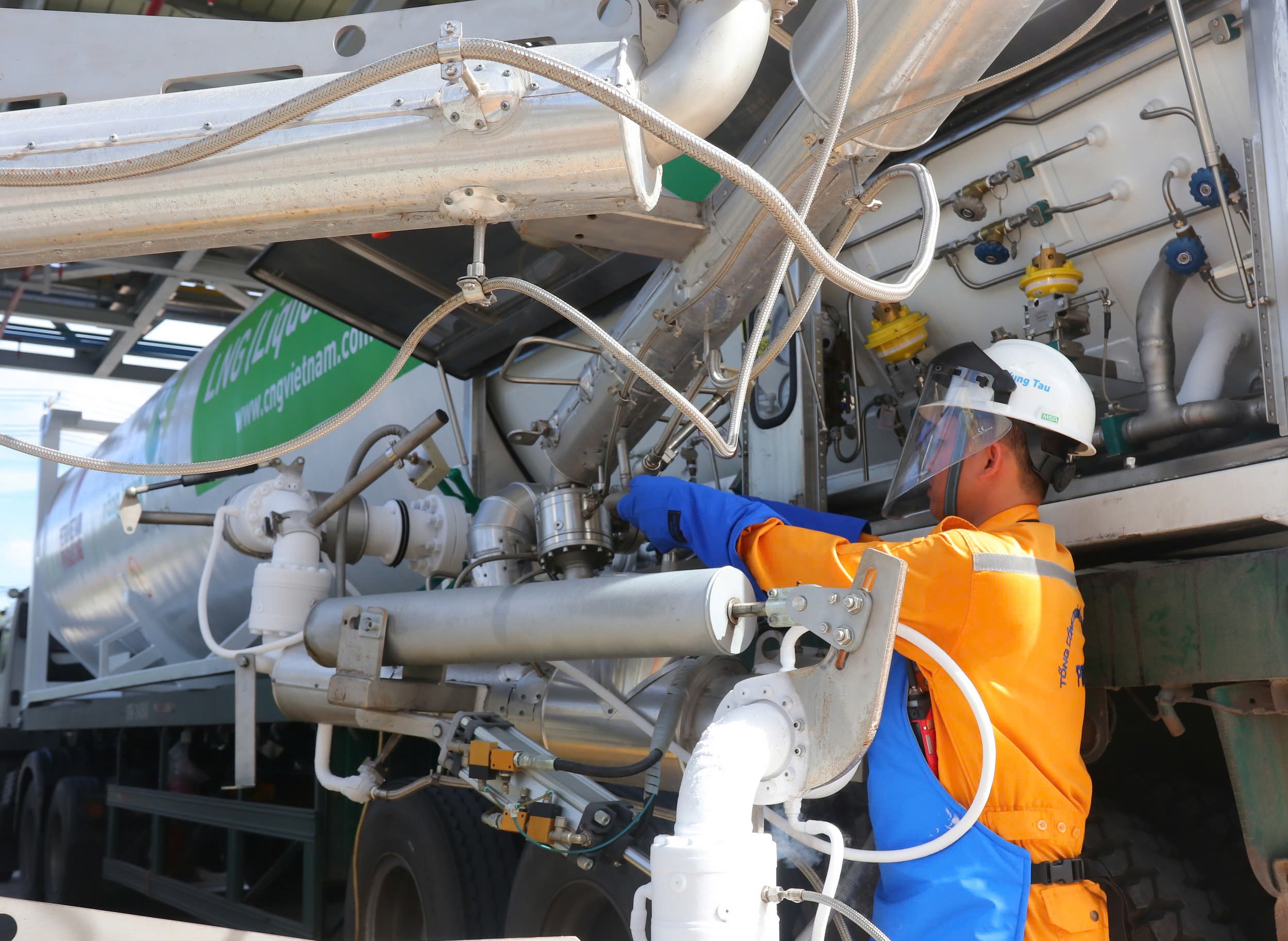 PV GAS khan truong chuan bi van chuyen LNG tu Nam ra Bac hinh anh