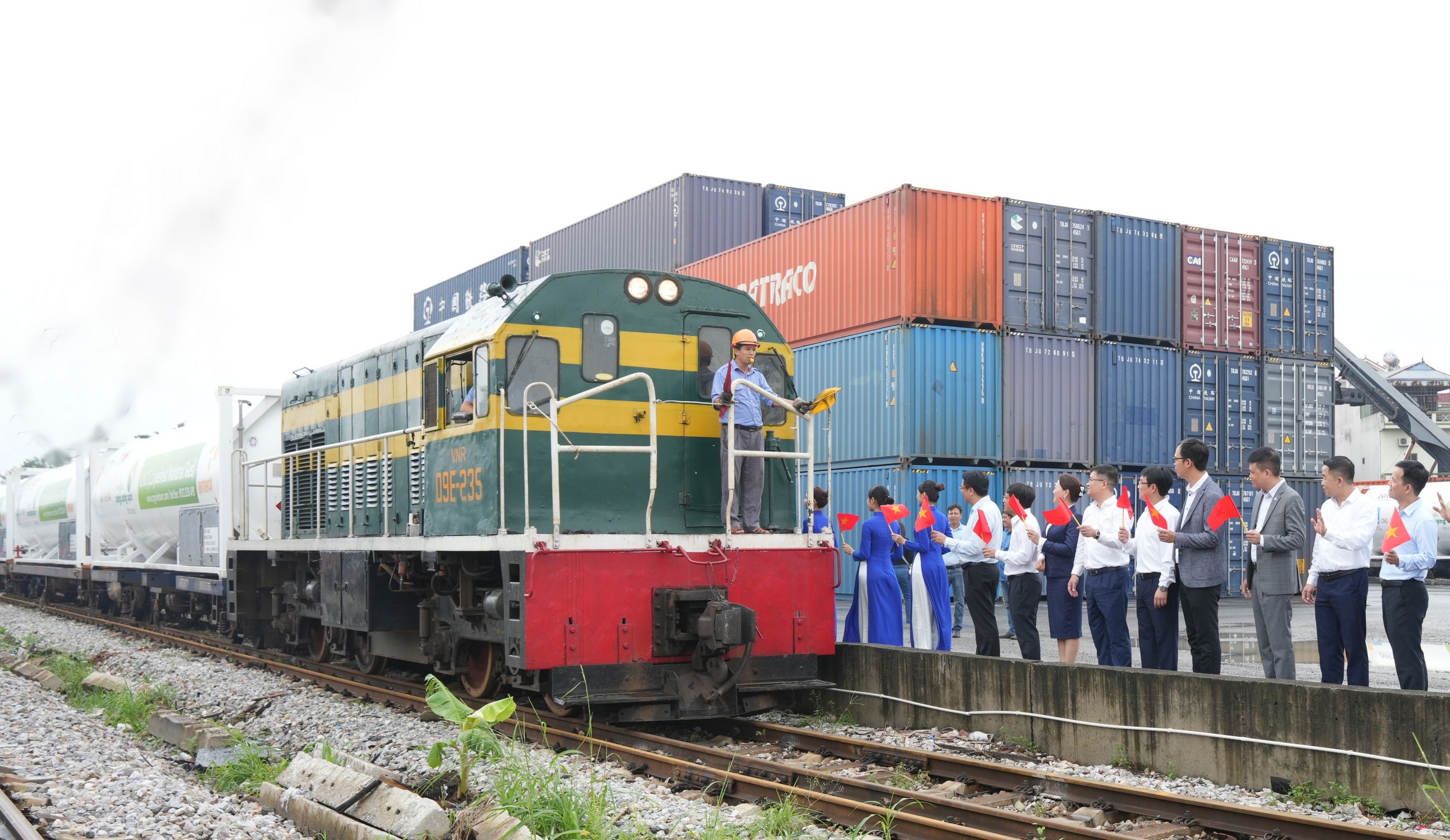 PV GAS van chuyen thanh cong LNG tu Nam ra Bac bang duong sat hinh anh