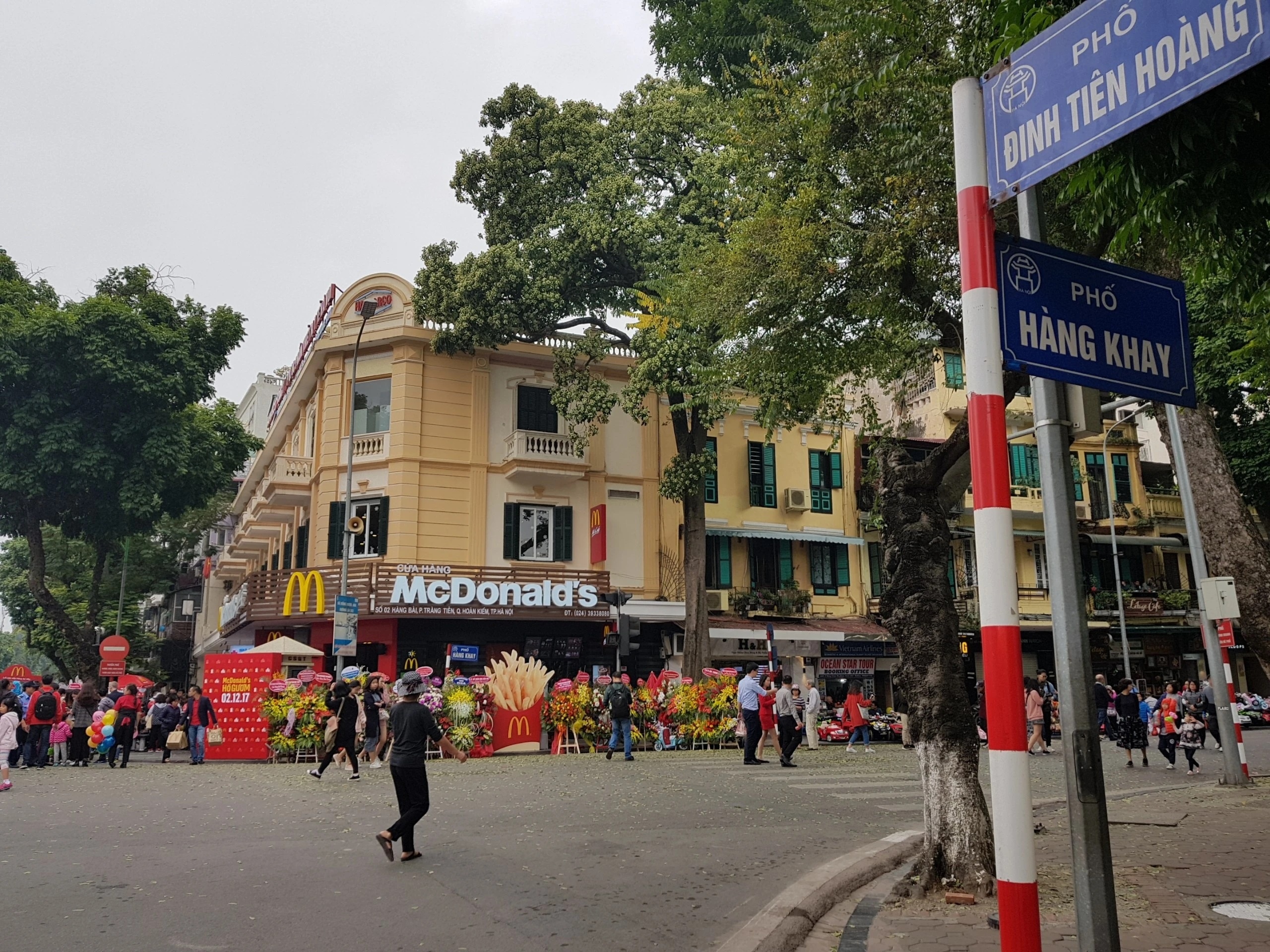 Cửa h&agrave;ng McDonald&rsquo;s đầu ti&ecirc;n tại H&agrave; Nội khai trương năm 2017. Ảnh: L&ecirc; Hiếu.