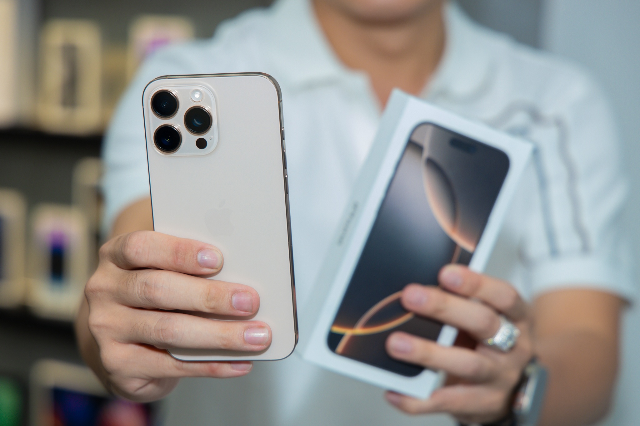 The Gioi Di Dong noi gi ve bien dong gia iPhone hinh anh