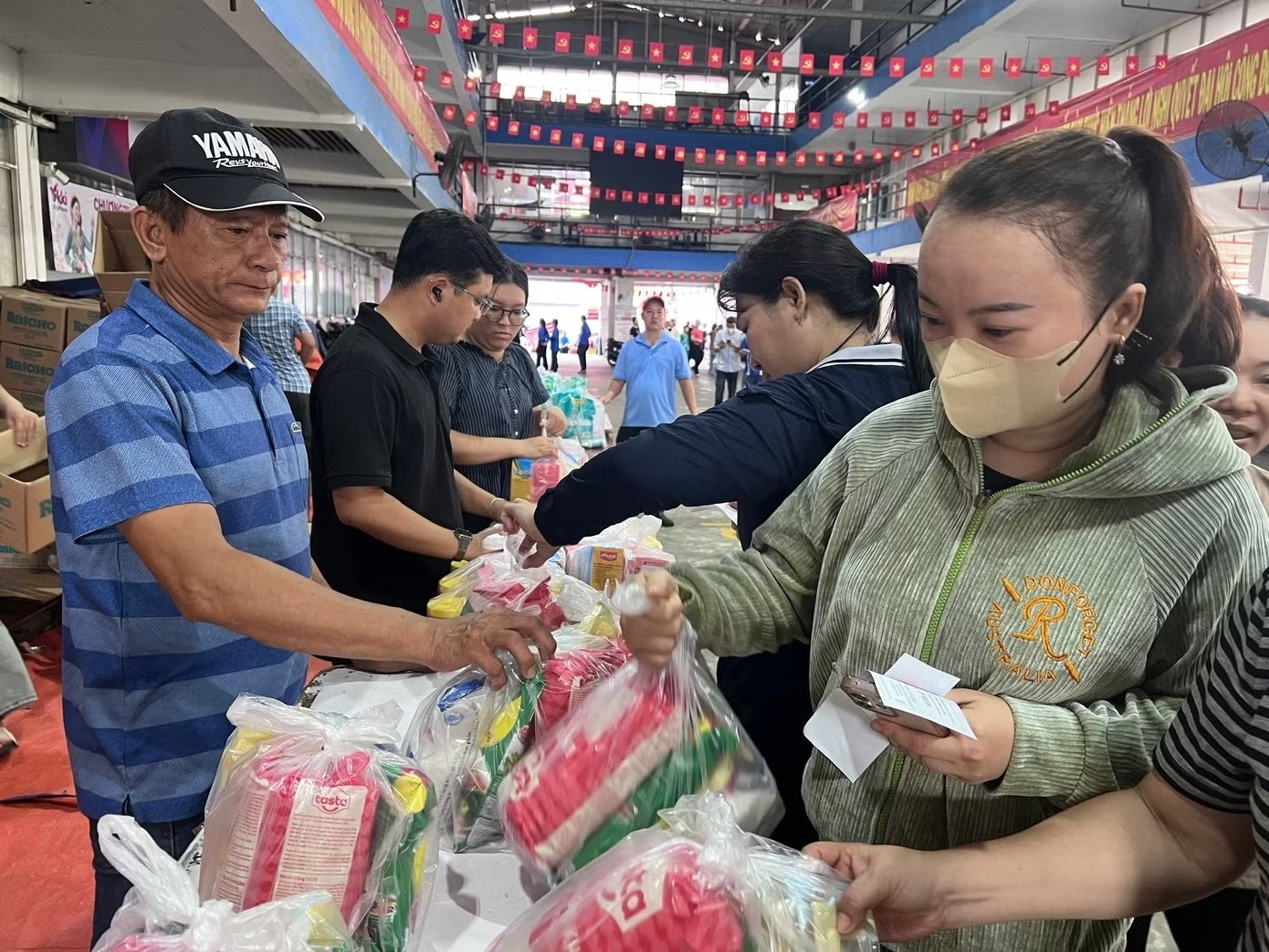 Mot doanh nghiep tang hon 1.300 chi vang tri an nguoi lao dong hinh anh