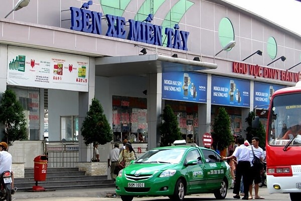 Ben xe Mien Tay lai ky luc hinh anh