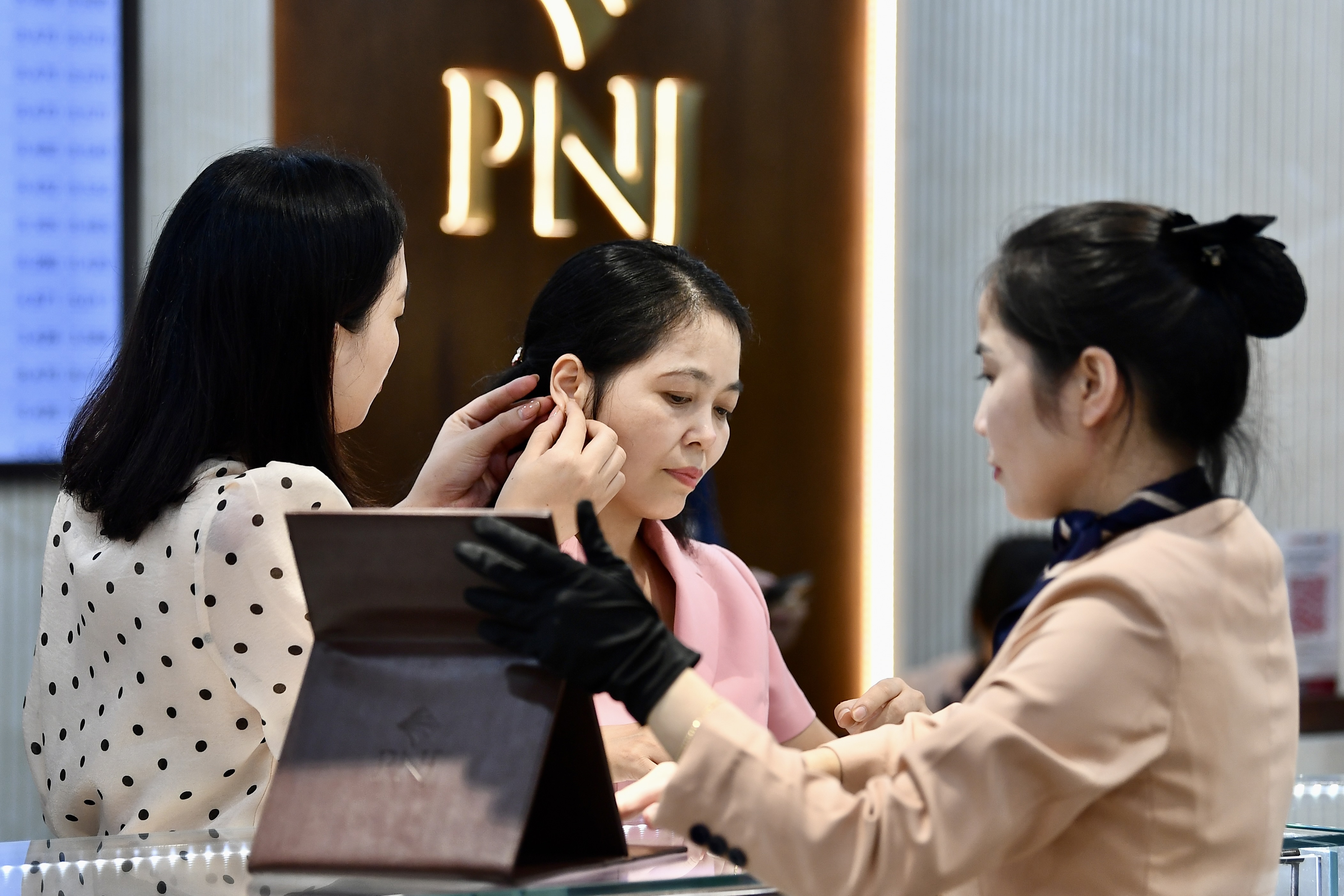 PNJ lai thap nhat 3 nam hinh anh