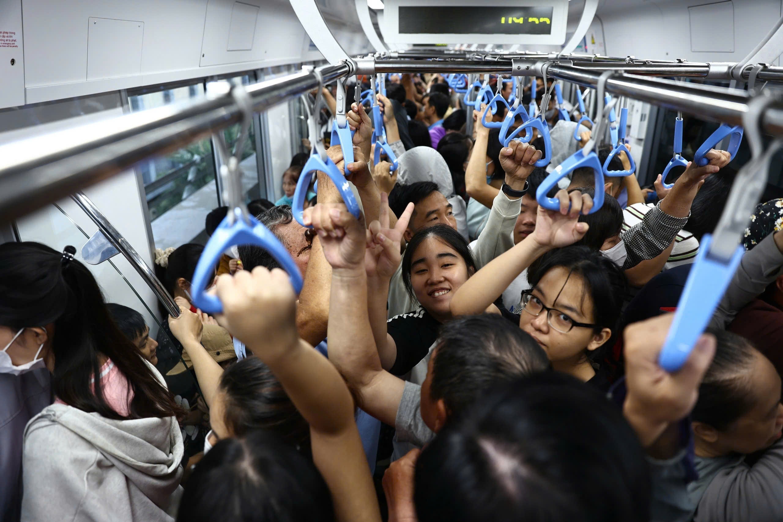 Metro so 1 Ben Thanh - Suoi Tien vuot moc 1 trieu luot khach hinh anh